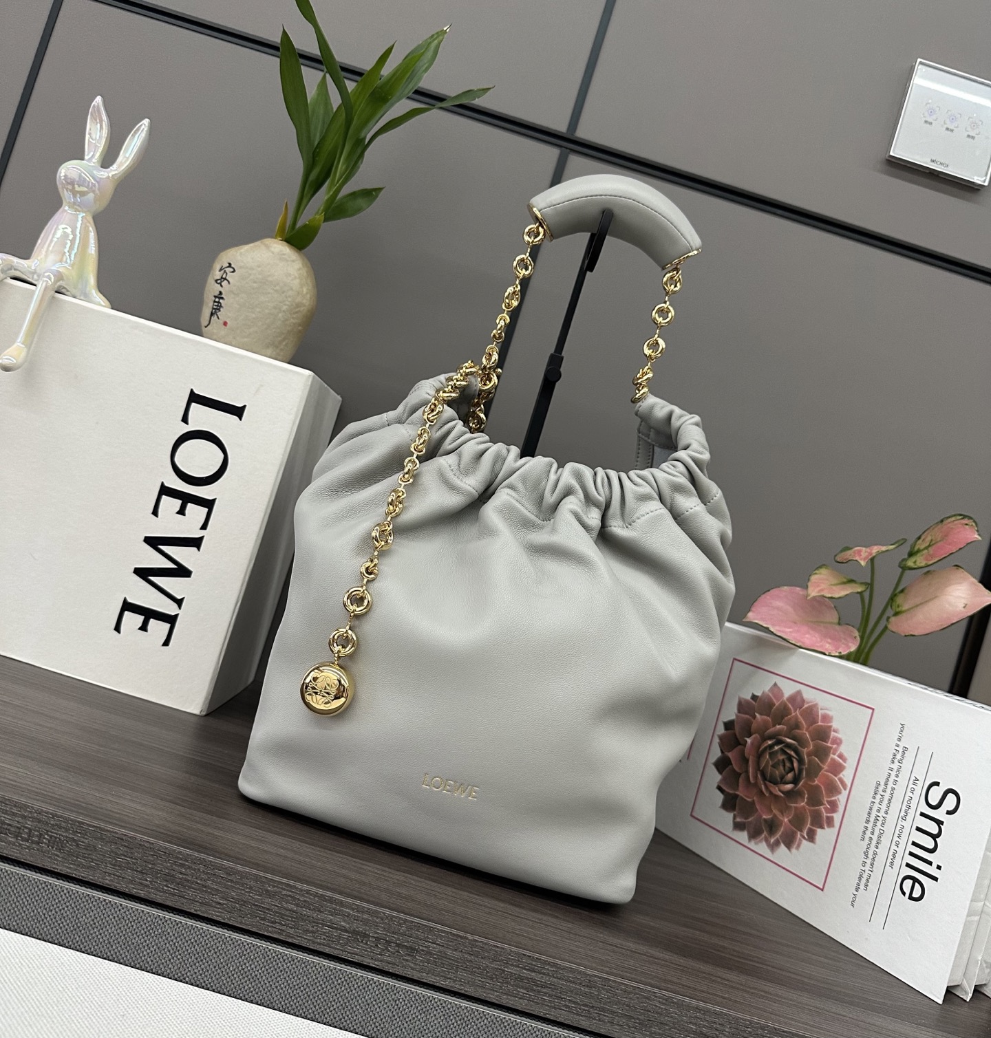 NO:342217,LOw Small Napa Sheepskin Squeeze Handbag A new exquisite and soft handbag made of soft-touch Napa leather. This craft is a masterpiece of traditional craftsmanship, innovative research and unique design, with a surprisingly lightweight pleated body, adjustable donut chain and soft-touch handle. This small version is made of Napa Sheepskin.* shoulder-mounted, cross-body or portable* adjustable chain straps, paired with Anagram carved pebbles, additional chains for further extension of shoulder straps* magnetic buckle closure* internal zipper pocket* unlined*lo*ewe gold or silver hot. size29*10.5*24CM Model 652329 All-steel hardware (with full package), new      Sheepskin Squeeze Handbag, sheepskin19860909LOw小号纳帕羊皮Squeeze手袋一款精致而柔美的全新手袋,采用触感柔软的纳帕皮革制成.这款顺手艺是传统工艺、创新研究和独特设计的杰作,具备令人惊讶的轻盈褶皱包身、可调节甜甜圈链条和触感柔软的提手.此小号版本采用纳帕羊皮革打造.*可肩背、斜挎或手提*可调节链条肩带,搭配Anagram携刻鹅卵石,附加额外链条,可进一步延长肩带*磁扣开合*内部拉链口袋*无衬里*lo*ewe烫金或烫银. size29*10.5*24CM 型号652329 全钢五金（配全套包装）,新款    羊皮Squeeze手袋,she,Bag