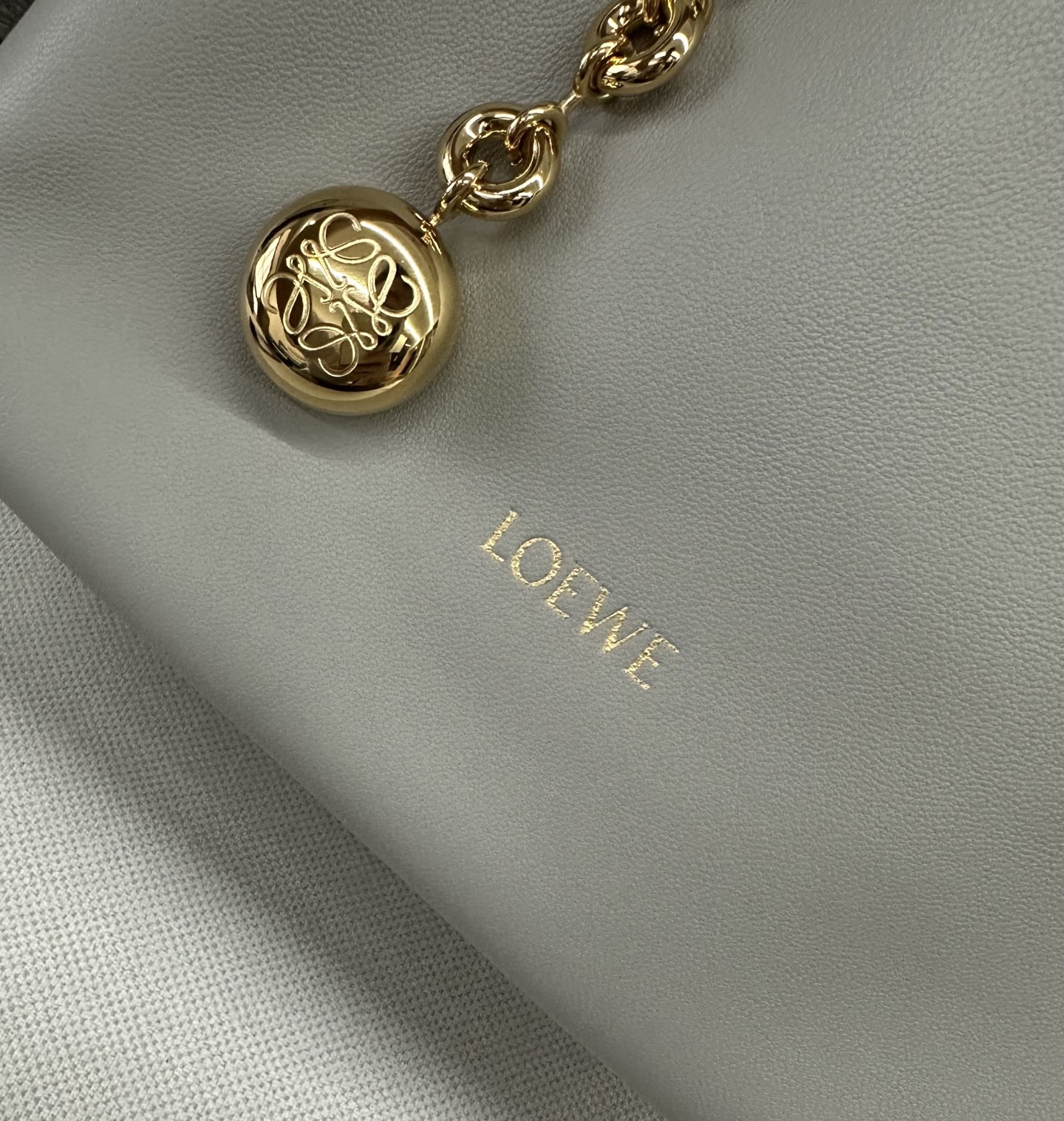 LO℮w℮🌟小号🆕纳帕羊皮Squeeze手袋👜一款精致而柔美的全新手袋，采用触感柔软的纳帕皮革制成。这款