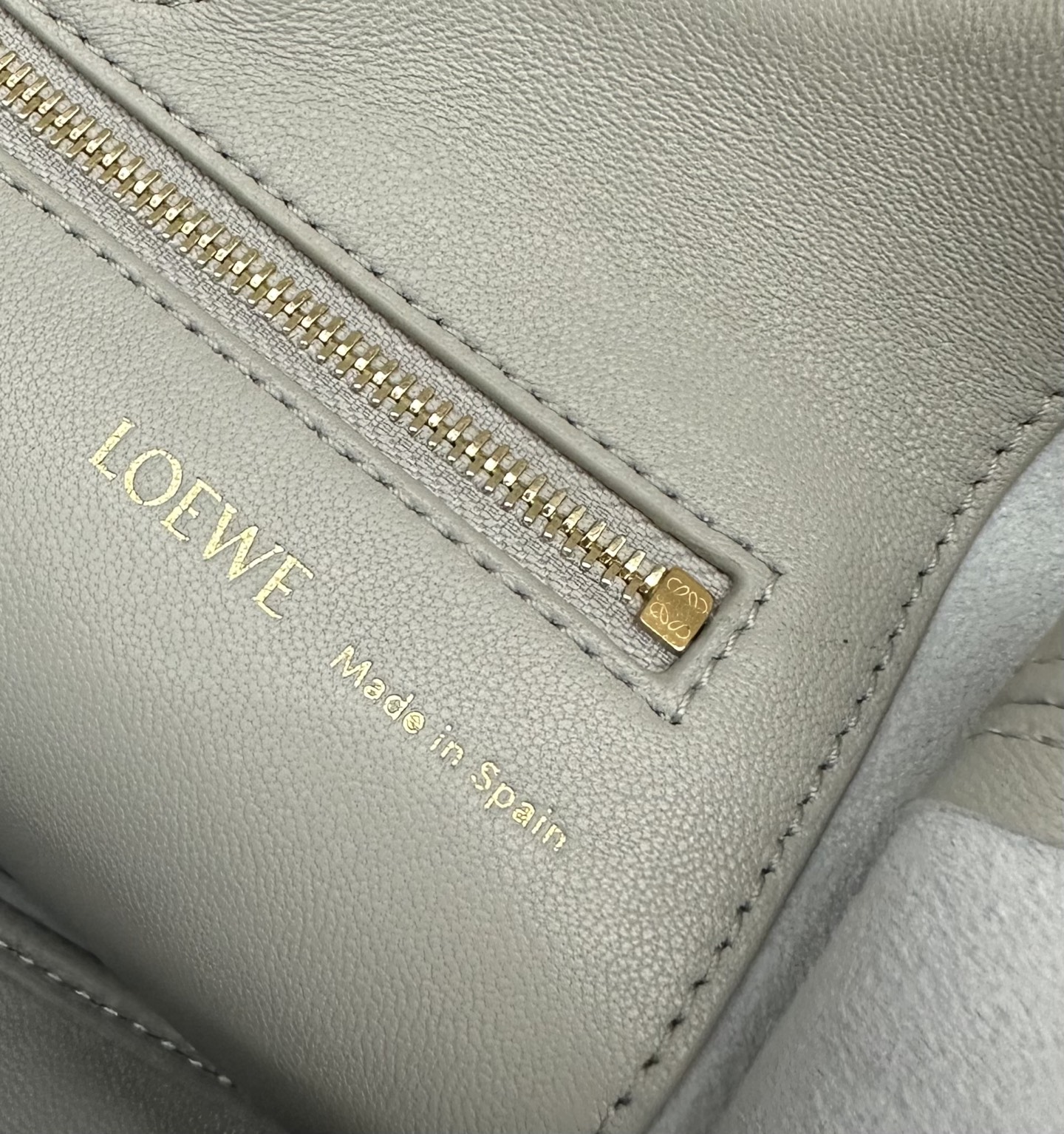 LO℮w℮🌟小号🆕纳帕羊皮Squeeze手袋👜一款精致而柔美的全新手袋，采用触感柔软的纳帕皮革制成。这款