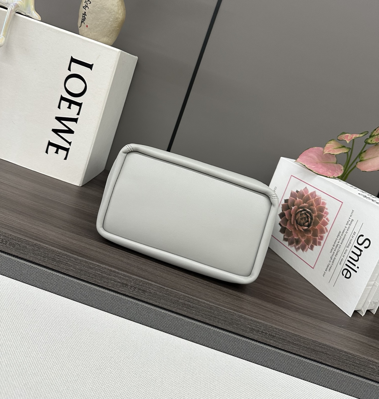 LO℮w℮🌟小号🆕纳帕羊皮Squeeze手袋👜一款精致而柔美的全新手袋，采用触感柔软的纳帕皮革制成。这款