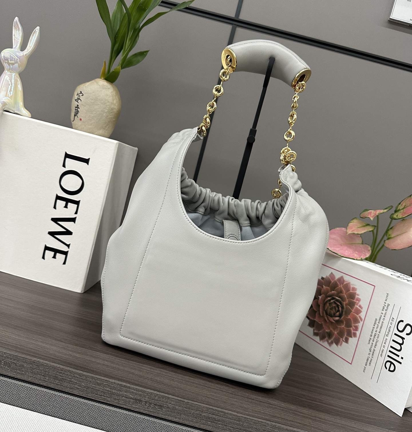 LO℮w℮🌟小号🆕纳帕羊皮Squeeze手袋👜一款精致而柔美的全新手袋，采用触感柔软的纳帕皮革制成。这款