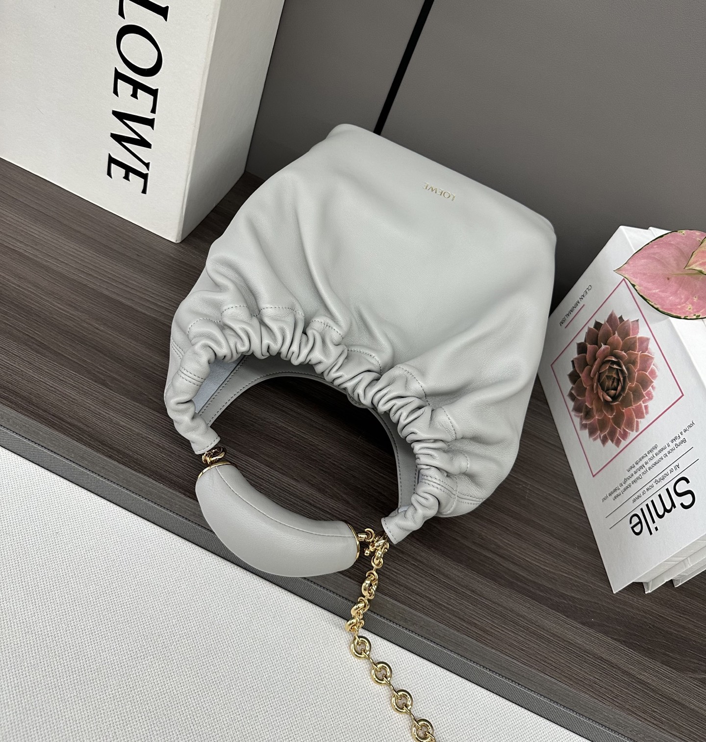 LO℮w℮🌟小号🆕纳帕羊皮Squeeze手袋👜一款精致而柔美的全新手袋，采用触感柔软的纳帕皮革制成。这款