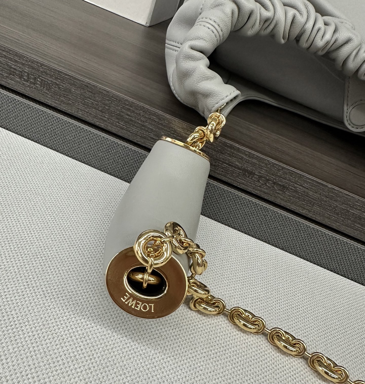 LO℮w℮🌟小号🆕纳帕羊皮Squeeze手袋👜一款精致而柔美的全新手袋，采用触感柔软的纳帕皮革制成。这款