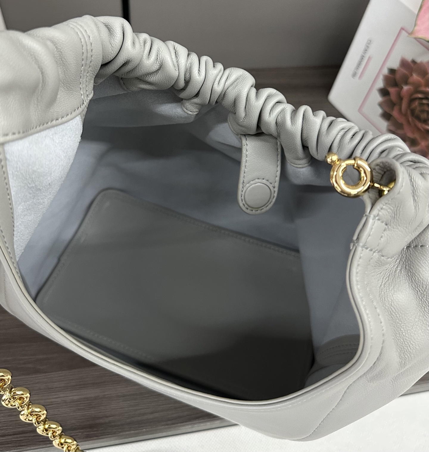 LO℮w℮🌟小号🆕纳帕羊皮Squeeze手袋👜一款精致而柔美的全新手袋，采用触感柔软的纳帕皮革制成。这款