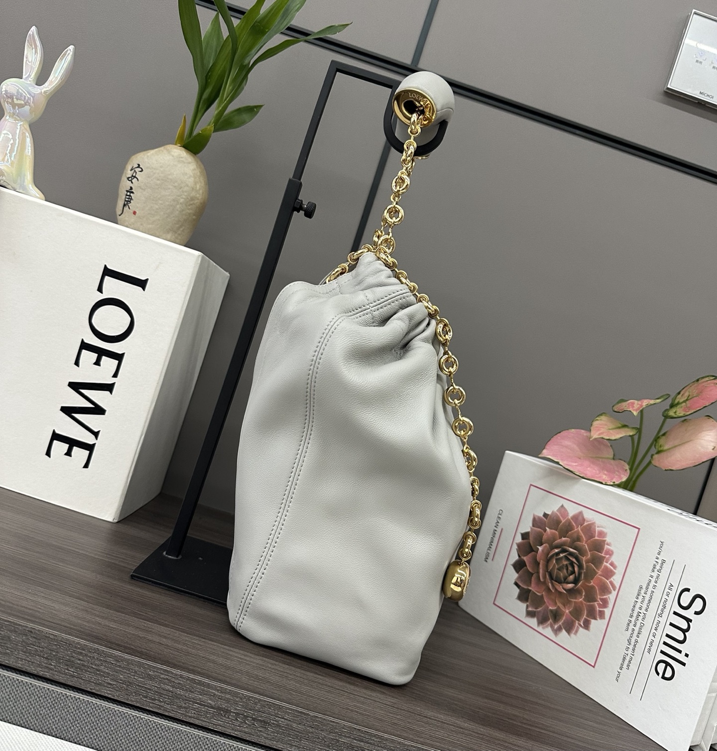 LO℮w℮🌟小号🆕纳帕羊皮Squeeze手袋👜一款精致而柔美的全新手袋，采用触感柔软的纳帕皮革制成。这款