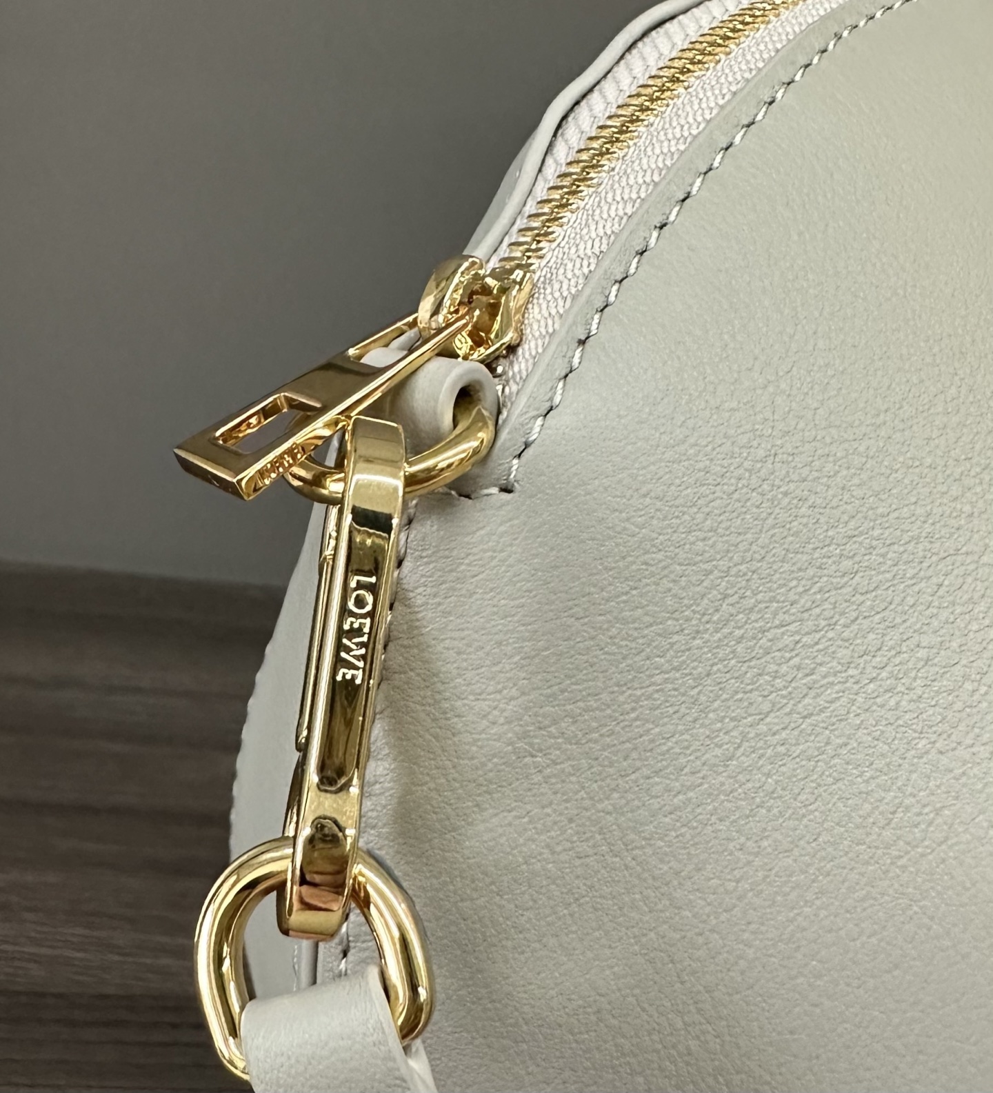 Loewe 罗家 蛇年新春系列 重工手艺 压纹 牛皮革包包 新款限定 两只蛇 也很灵动