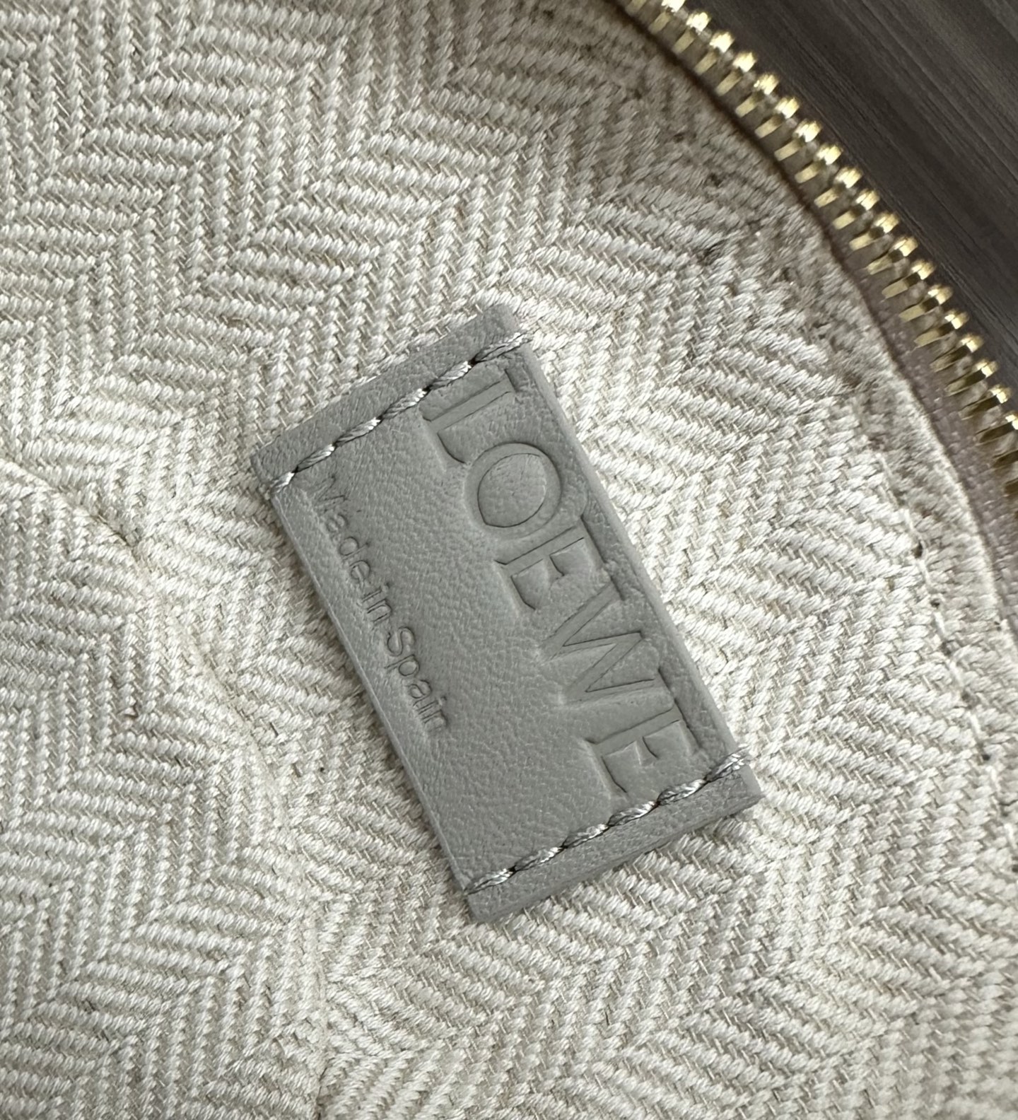 Loewe 罗家 蛇年新春系列 重工手艺 压纹 牛皮革包包 新款限定 两只蛇 也很灵动