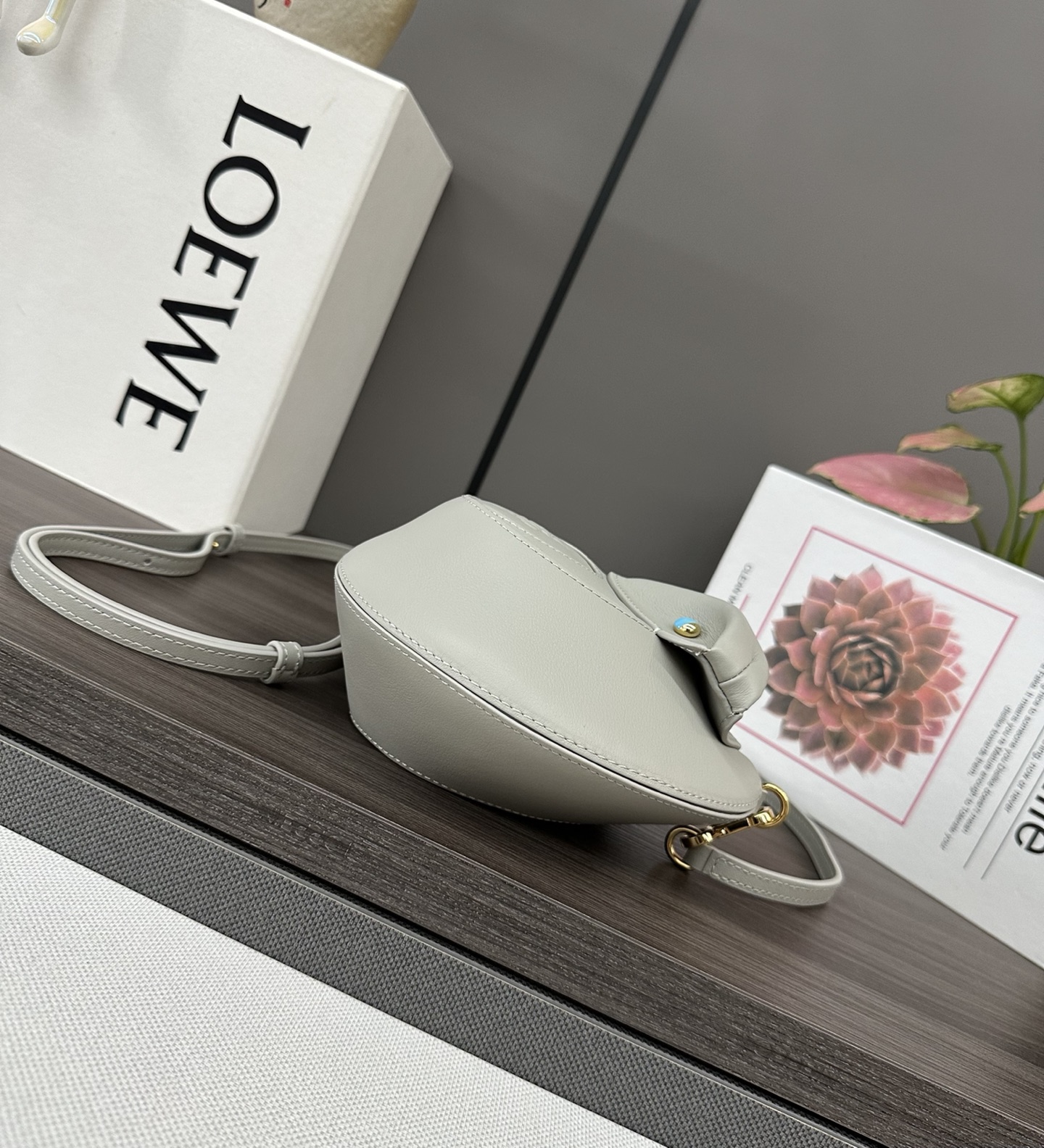 Loewe 罗家 蛇年新春系列 重工手艺 压纹 牛皮革包包 新款限定 两只蛇 也很灵动