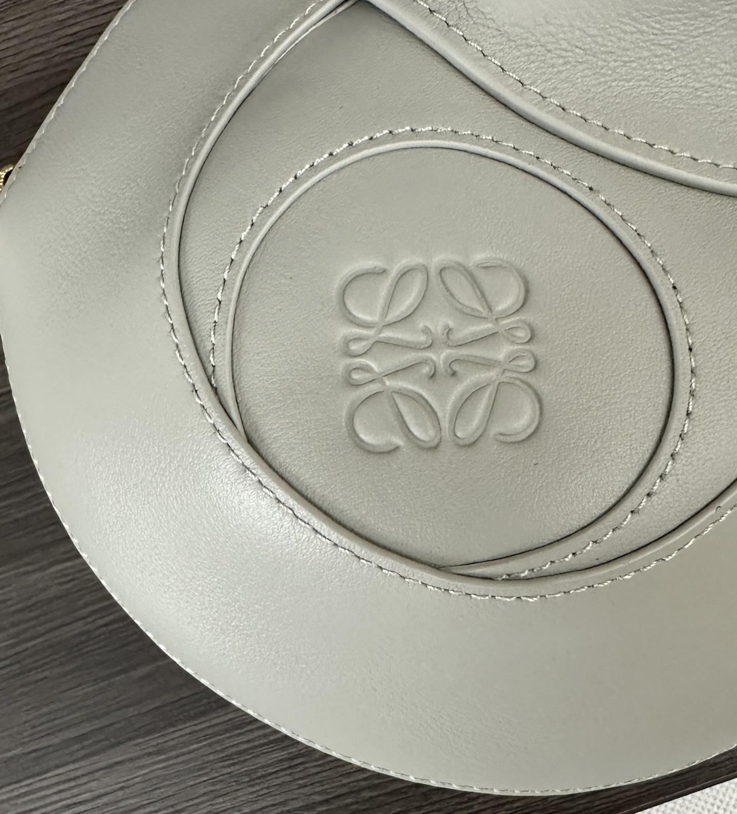 Loewe 罗家 蛇年新春系列 重工手艺 压纹 牛皮革包包 新款限定 两只蛇 也很灵动
