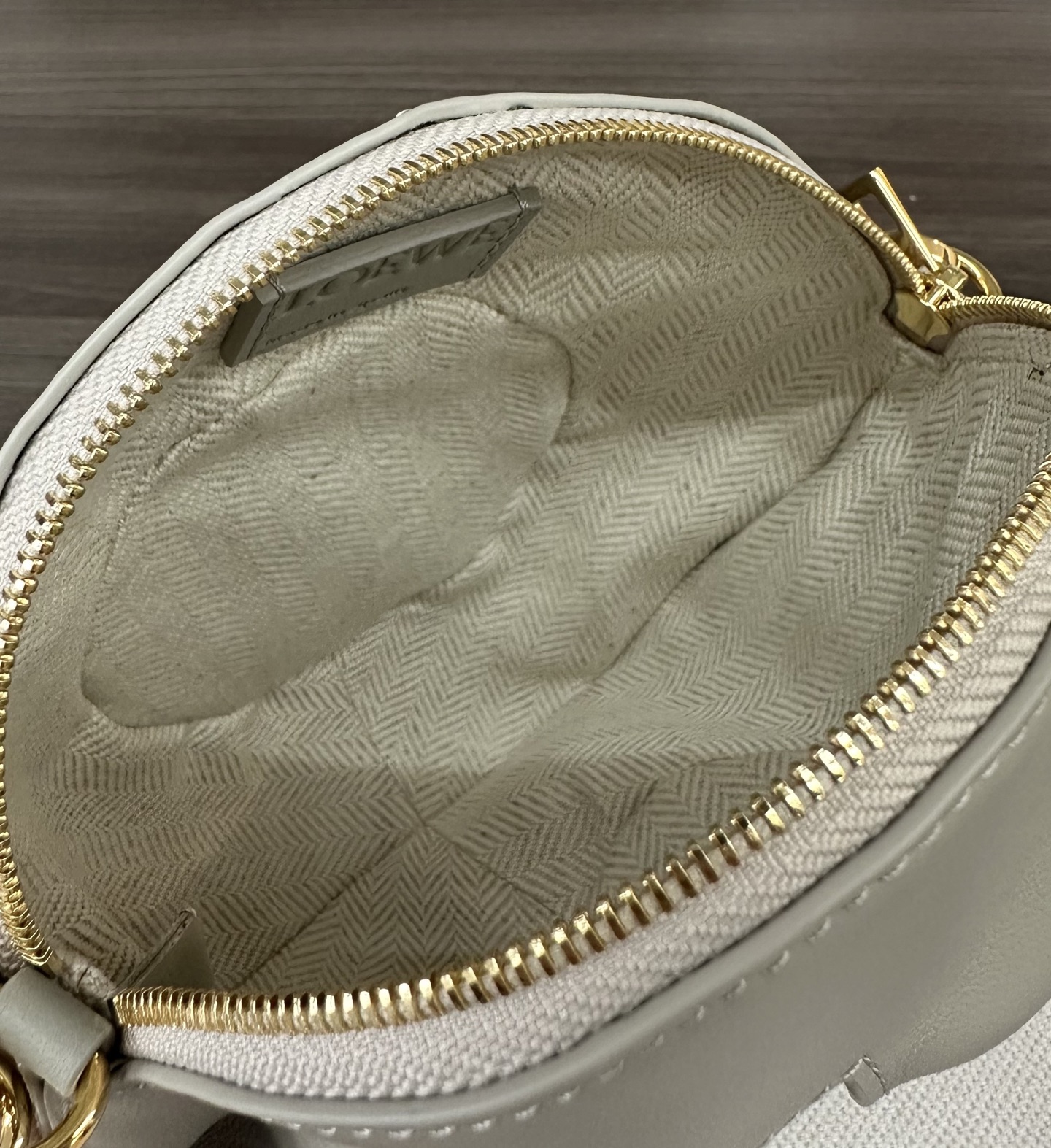 Loewe 罗家 蛇年新春系列 重工手艺 压纹 牛皮革包包 新款限定 两只蛇 也很灵动