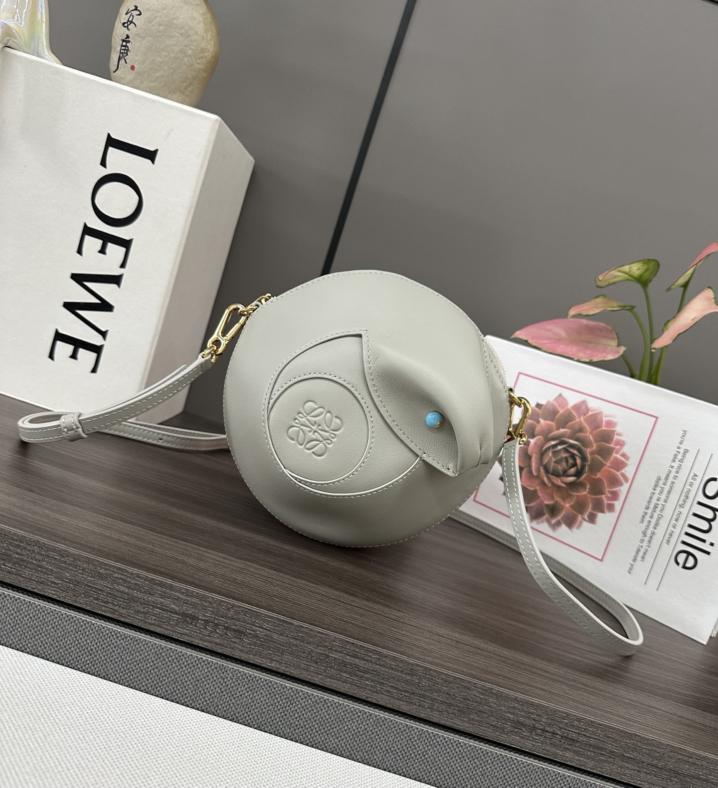 NO:193531,Luojia Anagram New Year of the Snake Series Heavy Industry Crafts Embossed Cowhide Leather Bag New Limited Edition Two snakes are also very lively, looking noble and elegant, with good capacity and good capacity. Basic mobile phone tissues, lipstick keys and other small things can be put down, full of vitality. size: 18*10.5*18 Model 522450 (with box), Year of the Snake Series, loewe, cowhide19860909罗家Anagram 蛇年新春系列 重工手艺 压纹 牛皮革包包 新款限定 两只蛇也很灵动,看上去既高贵又优雅,容量也很不错基本手机纸巾口红钥匙这类小东西都可以放得下,充满了生命力. size:18*10.5*18  型号522450（配盒）,蛇年系列,loewe,cowhide,Bag