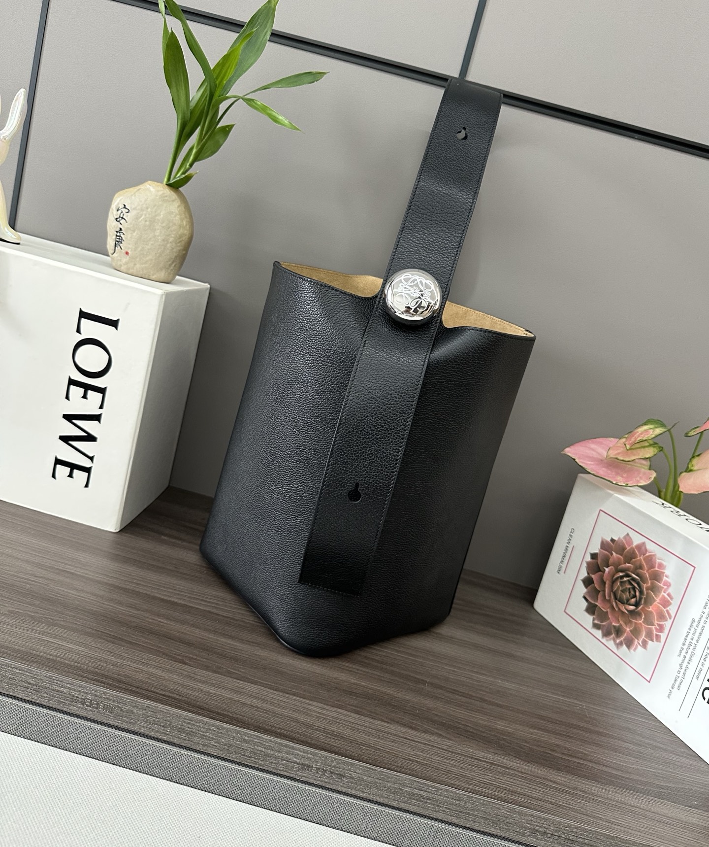 Loewe Pebble Bucket Bag in Black Leather, Medium Size - Stylish and Versatile 2 i1745344067078 9372 0 0