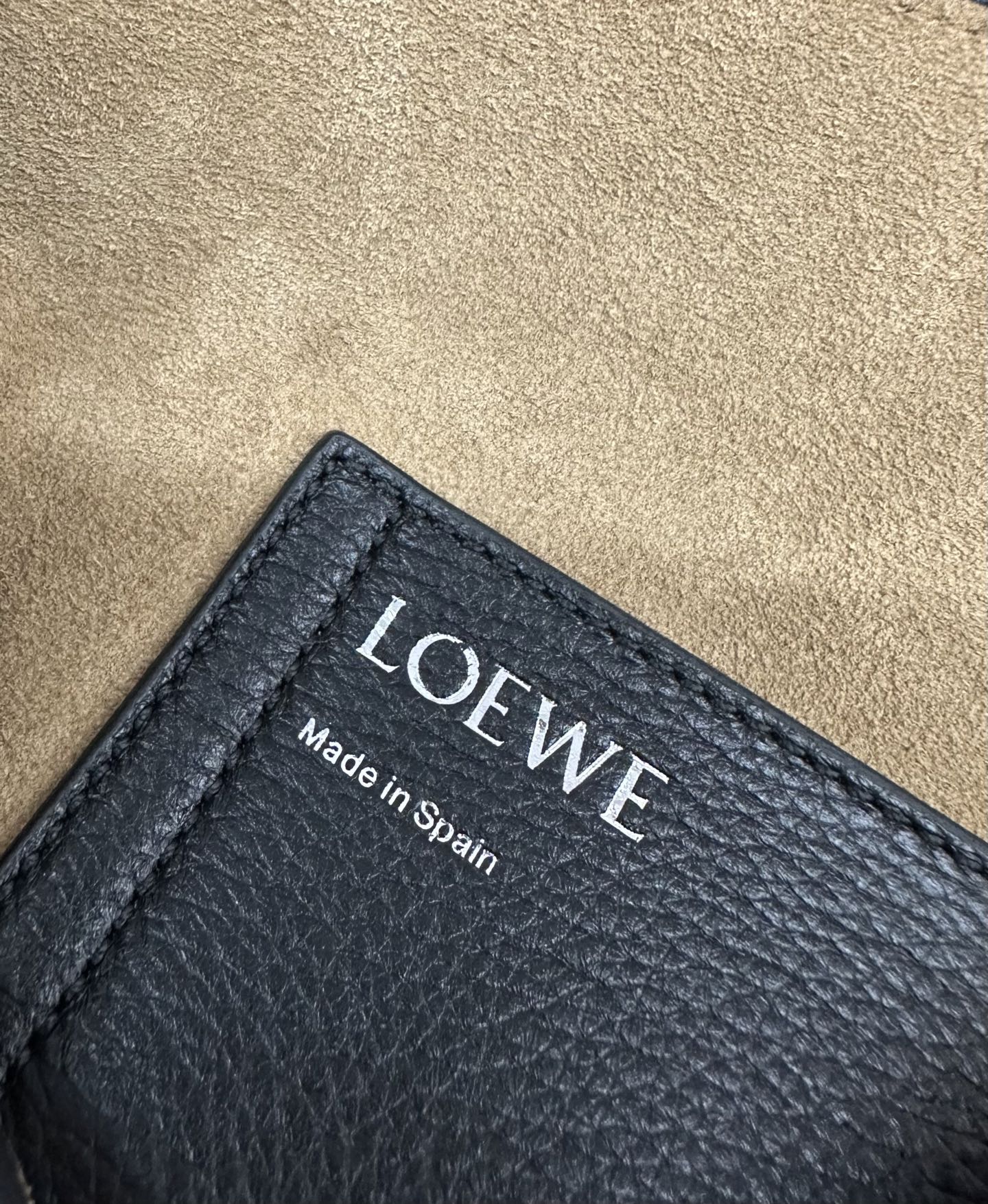 Loewe Pebble Bucket Bag in Black Leather, Medium Size - Stylish and Versatile 10 i1745344069419 6900 0 8