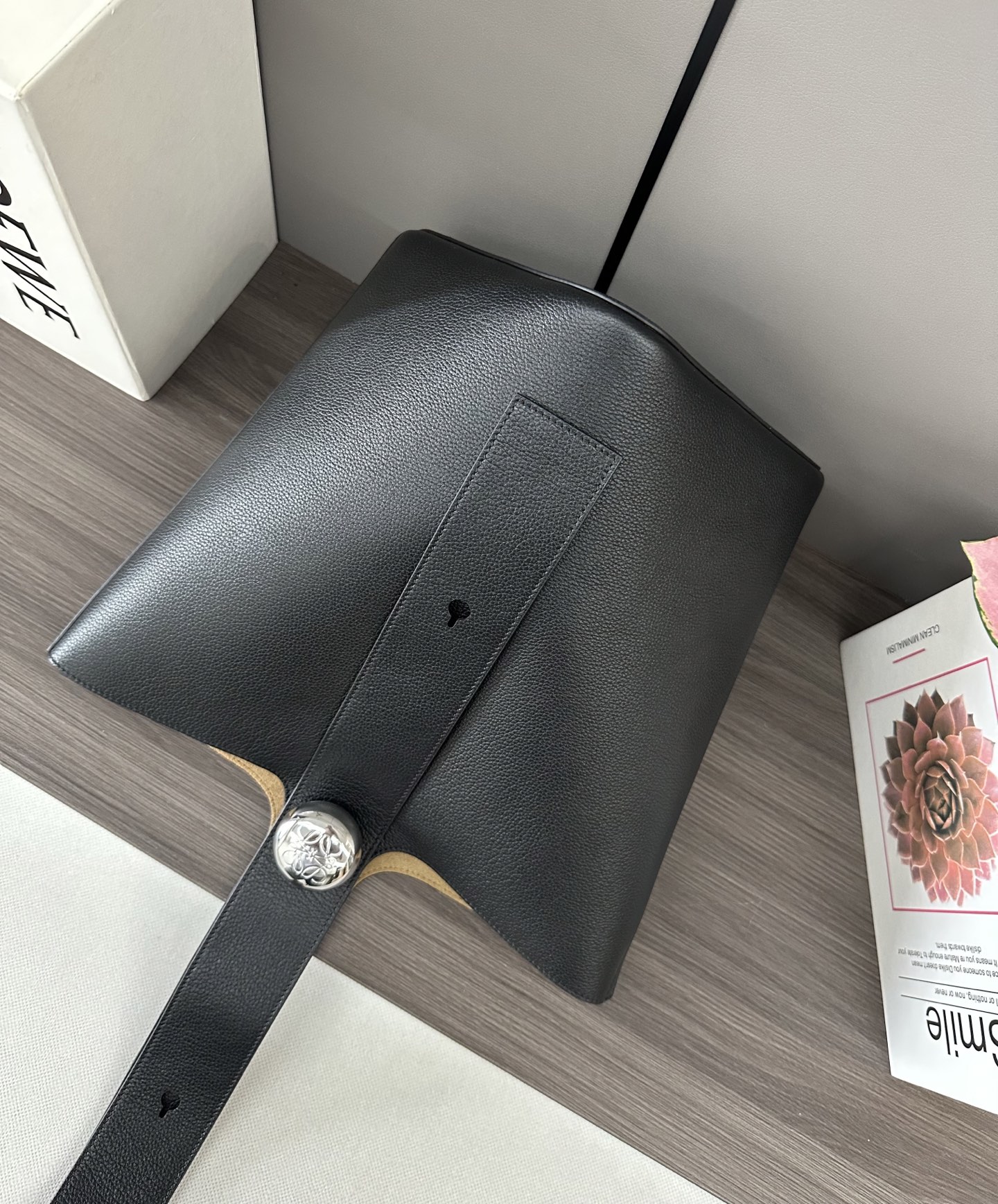 Loewe Pebble Bucket Bag in Black Leather, Medium Size - Stylish and Versatile 6 i1745344069582 5599 0 4