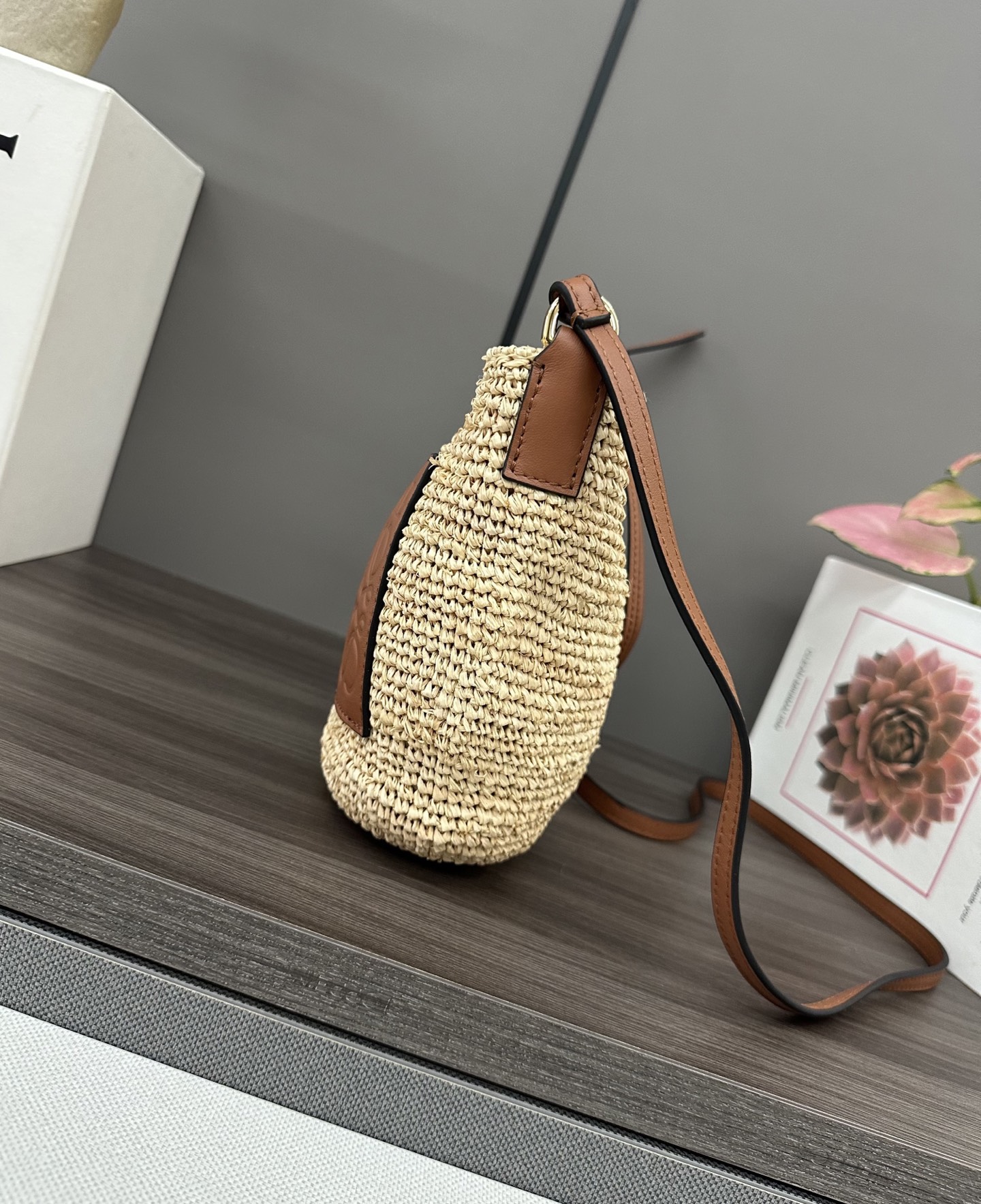 LOEWE Slit Pochette 草编包包,loewe 3