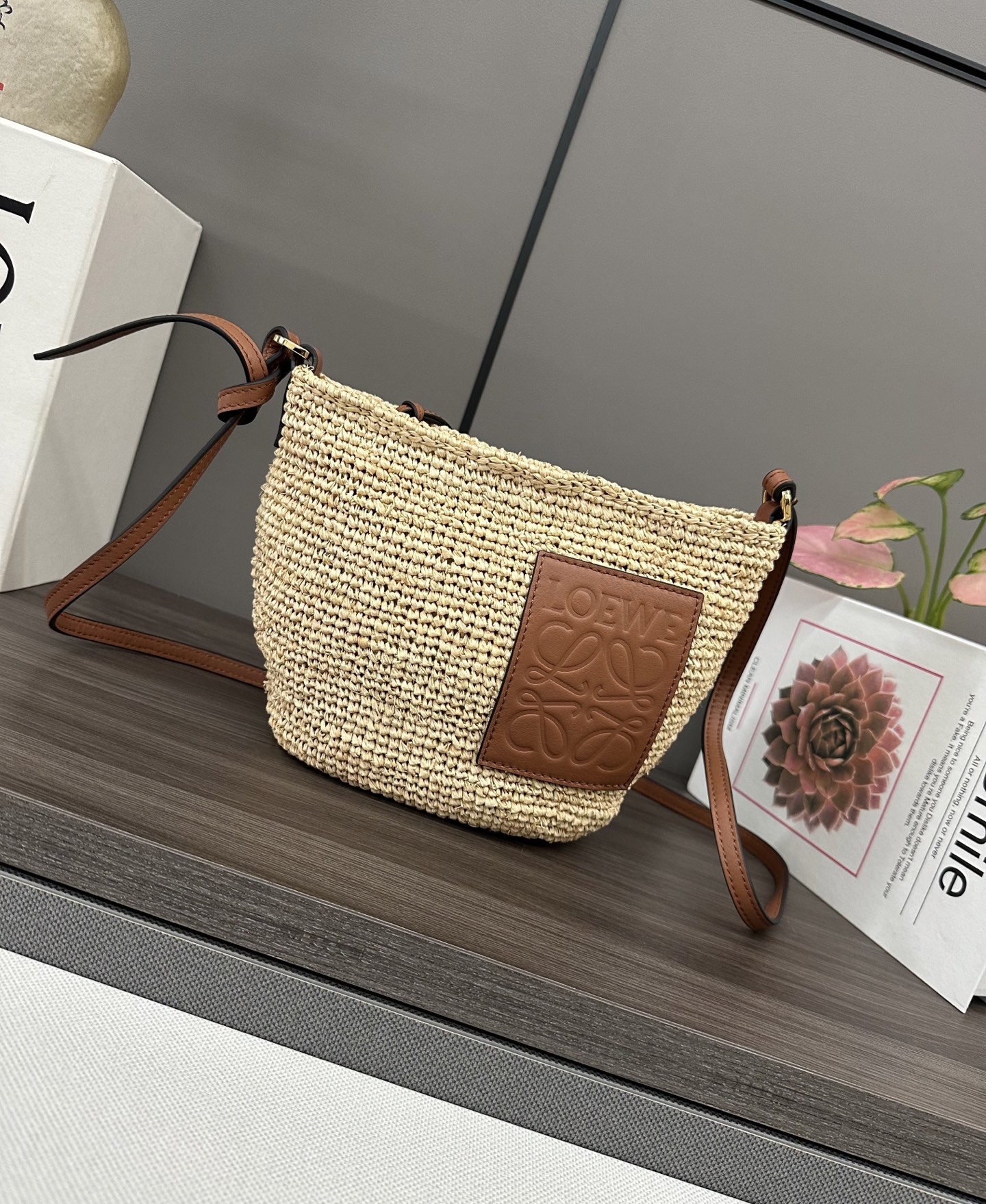 【LOEWE罗意威】新品Slit Pochette草编包，是小巧的日常包款...