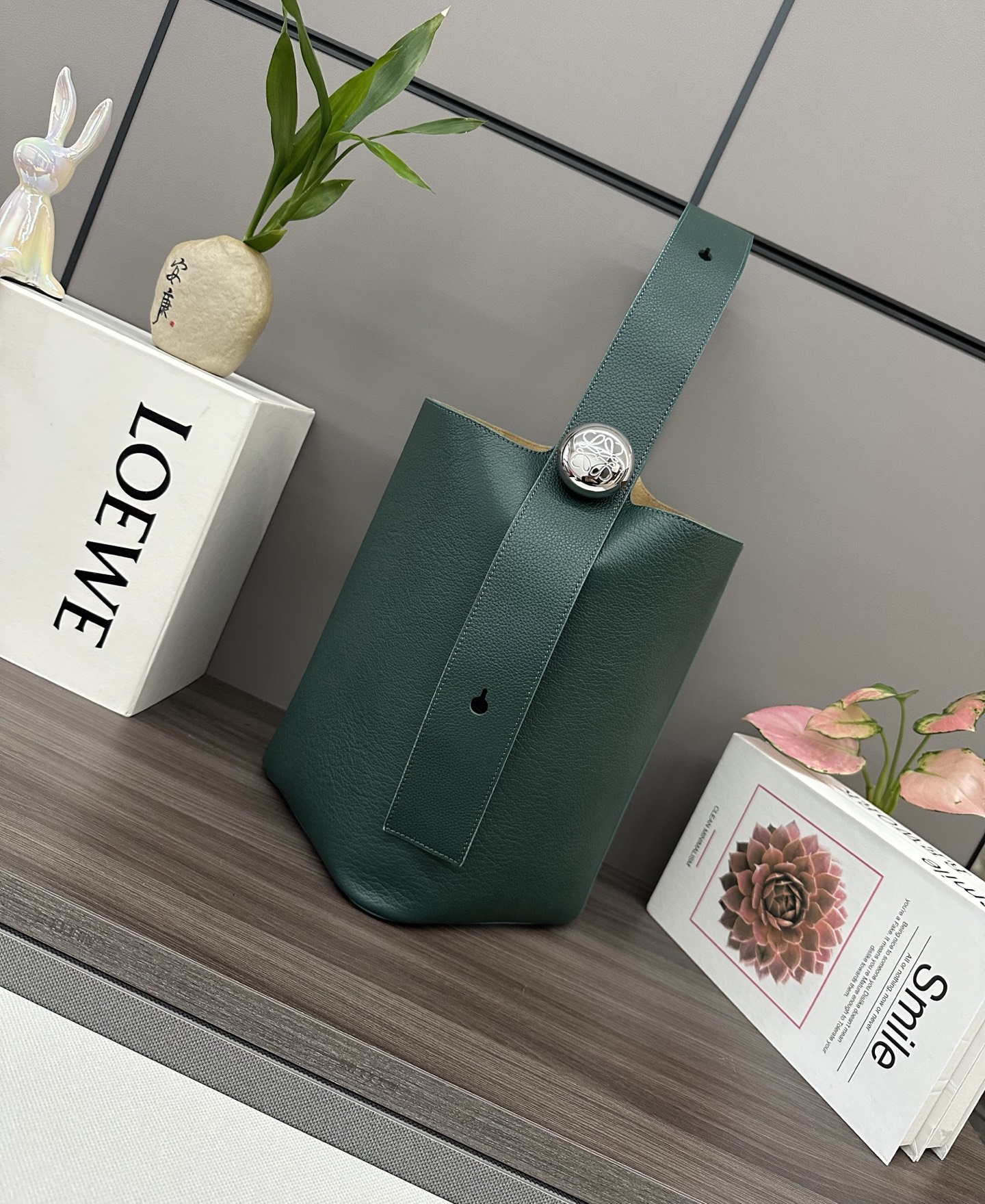 NO:342942,Lw medium soft deer leather Pebble Bucket Bucket Bag cleverly blends pure simple lines with eye-catching design style to create a unique and innovative handbag design. The marking Anagram engraving hardware combines decorative and practical functions, adjusts the strap length and is suitable for a variety of carrying methods, and the unique twisted structure complements the delicate details. This medium version is made of soft deer leather. Crossbody* shoulder back or hand-held* adjustable removable shoulder strap* magnetic buckle closure* internal pocket* synthetic leather lining* Anagram engraving pebbles. size: 24.5*23.5*28CM Model 062341, new model      Pebble Bucket Bag19860909Lw中号柔软鹿皮Pebble Bucket水桶包 将纯粹的简约线条与瞩目设计风格巧妙融合,造就别具一格的创新的手袋设计.标记性的Anagram雕刻五金件兼具装饰和实用功能,可调节肩带长度并适合多种携带方式,独特的扭曲结构与微妙的细节相得益彰.此中号版本采用柔软鹿皮革制成.可斜挎*肩背或手提*可调节可拆卸肩带*磁扣开合*内部口袋*合成革衬里*Anagram雕刻卵石. size:24.5*23.5*28CM 型号062341,新款    Pebble Buc,Bag