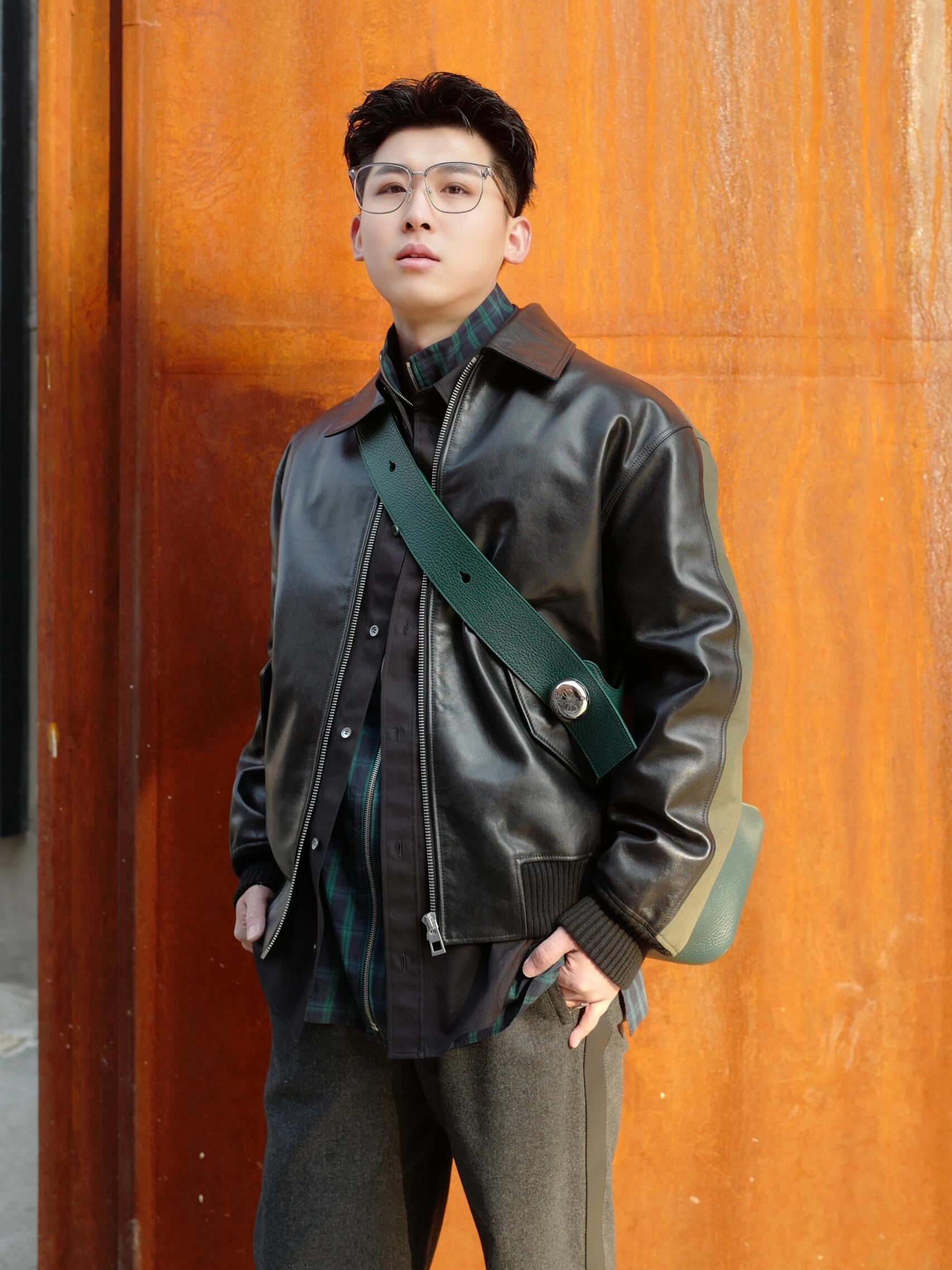 NO:342946,Luojia's new ebble large bucket bag, green soft deer leather, delicate touch like clouds, large capacity and super practical, super practical., new model     Pebble Bucket bucket bag, loewe19860909罗家新款 ebble 大号水桶包,绿色柔软鹿皮,触感细腻似云朵大容量超能装,超实用.,新款    Pebble Bucket水桶包,Bag