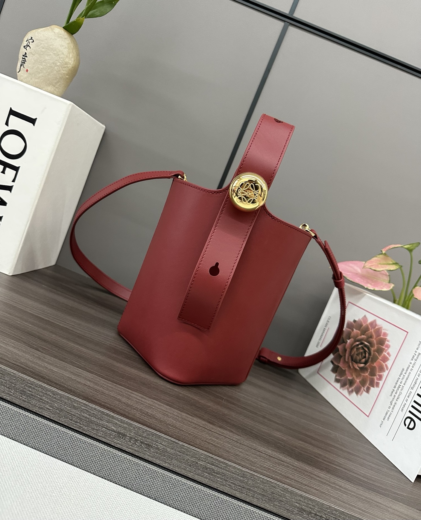 NO:343011,Lwmini Soft Cowhide Pebble Bucket Bag Cleverly blends pure simple lines with eye-catching design style to create a unique and innovative handbag design. The marking Anagram engraving hardware combines decorative and practical functions, adjusts the strap length and is suitable for a variety of carrying methods, and the unique twisted structure complements the delicate details. This mini version is made of soft cowhide leather. Crossbody* shoulder or hand-held* adjustable removable shoulder strap* magnetic buckle closure* internal pocket* synthetic leather lining* Anagram engraving pebbles. size: 16*16*19.5CM Model 062342 (with full package), new model      Pebble Bucket Bag, cowhide19860909Lwmini柔软牛皮革Pebble Bucket水桶包 将纯粹的简约线条与瞩目设计风格巧妙融合,造就别具一格的创新的手袋设计.标记性的Anagram雕刻五金件兼具装饰和实用功能,可调节肩带长度并适合多种携带方式,独特的扭曲结构与微妙的细节相得益彰.此mini版本采用柔软牛皮革制成.可斜挎*肩背或手提*可调节可拆卸肩带*磁扣开合*内部口袋*合成革衬里*Anagram雕刻卵石. size:16*16*19.5CM 型号062342（配全套包装）,新款    Pebble Bucket水桶包,c,Bag