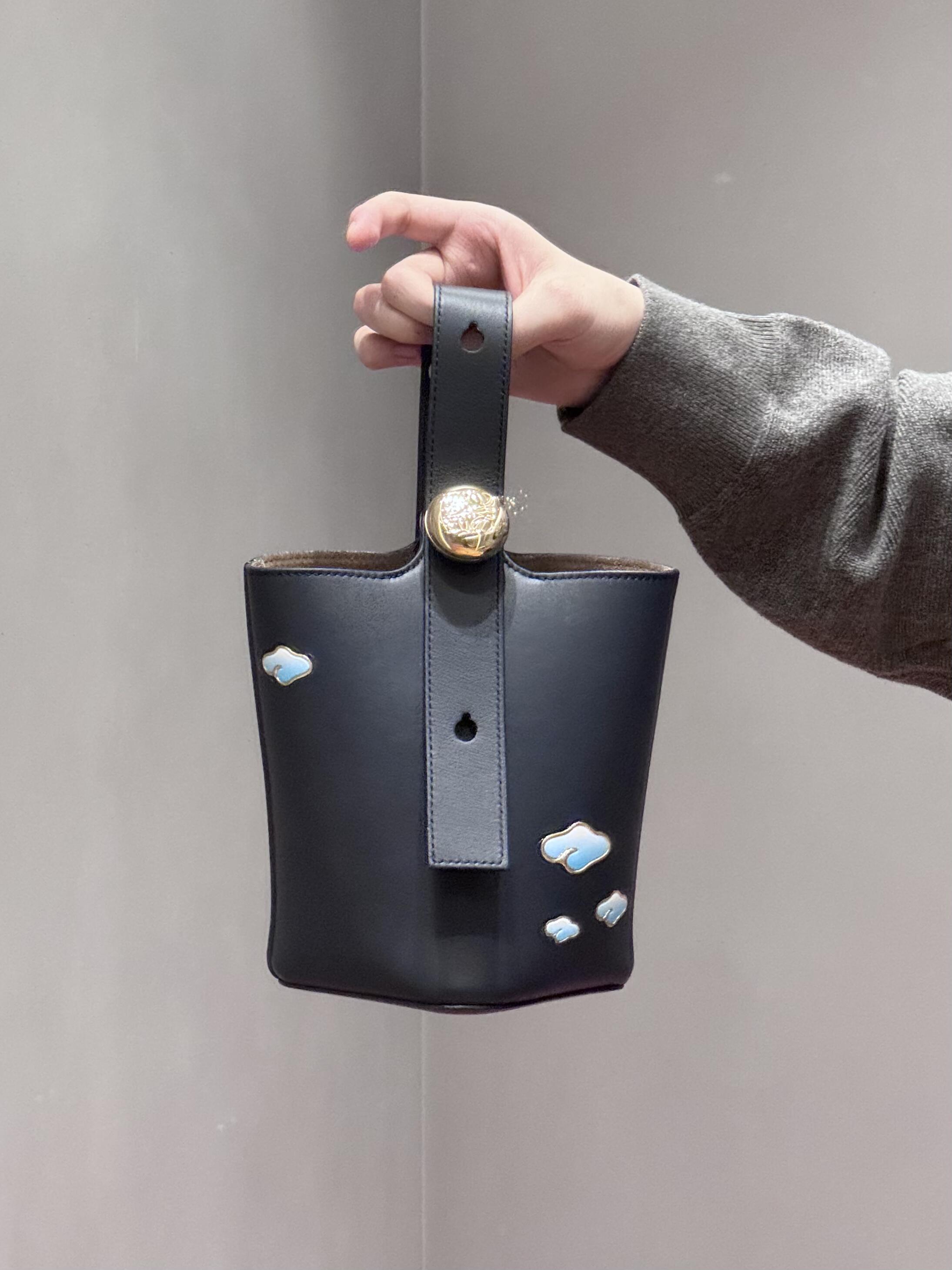 NO:342999,My bucket bag has auspicious clouds. The New Year of the Luo Family Snake Year Limited. The Auspicious Cloud Series Pebble bucket bag has auspicious clouds. The New Year has good luck!  The navy blue body is paired with blue and white gradient gold-edged auspicious clouds. The elegant national style is high-end and elegant. It's so beautiful!  , New     Pebble Bucket Bucket Bag, loewe19860909我的桶包上有祥云 罗家蛇年新春限定 祥云系列pebble桶包 包上有祥云 新年行好运！ 藏蓝色包身搭配蓝白渐变色金边祥云 典雅国风 高级大气 太美啦！,新款    Pebble Bucket水桶包,Bag