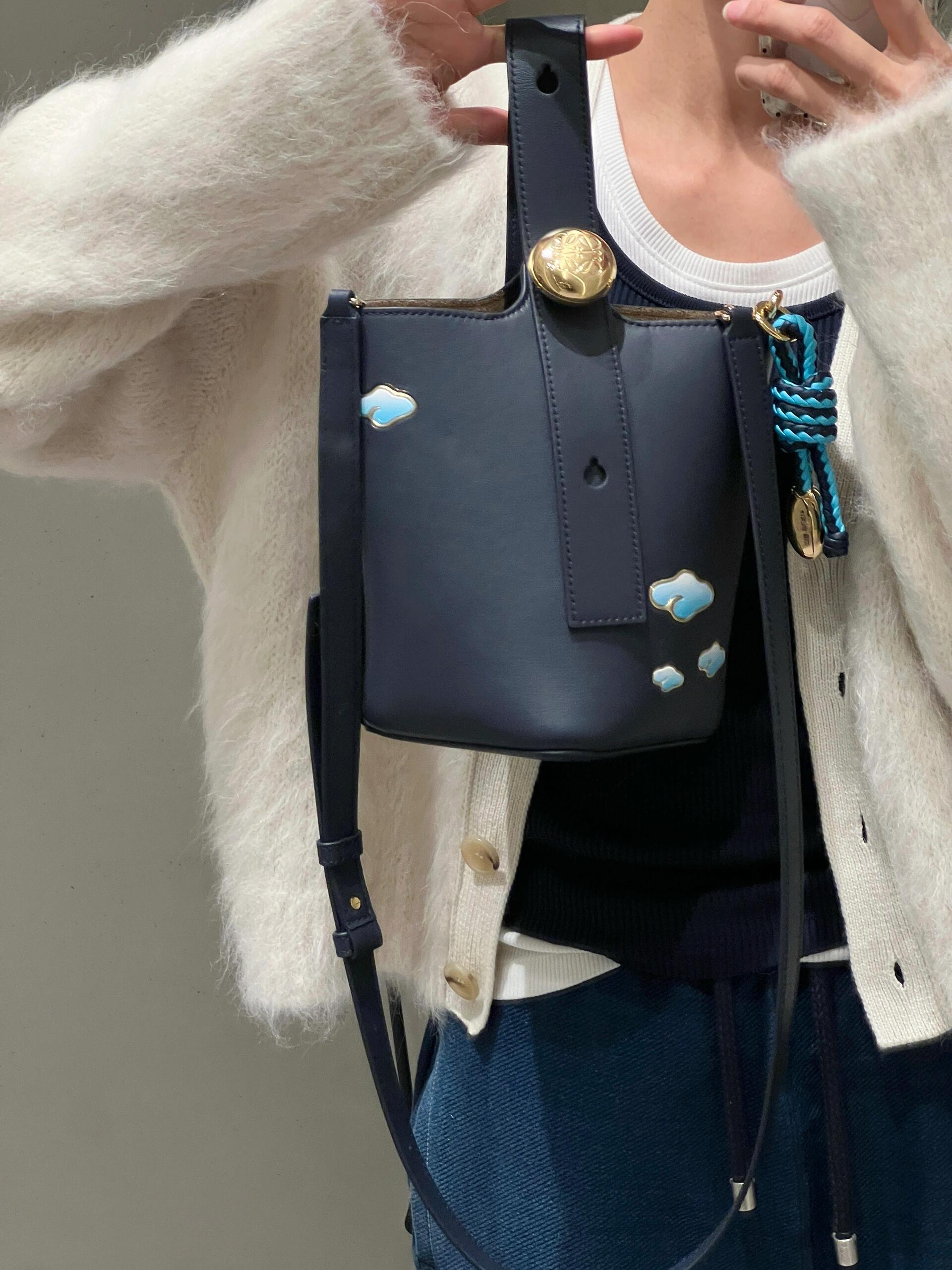 NO:343001,Luo Family's new model of fortune bucket ebble hiding in the clouds, new model     Pebble Bucket Bucket Bag, loewe19860909罗家新款躲在云朵里的发财桶ebble,新款    Pebble Bucket水桶包,Bag