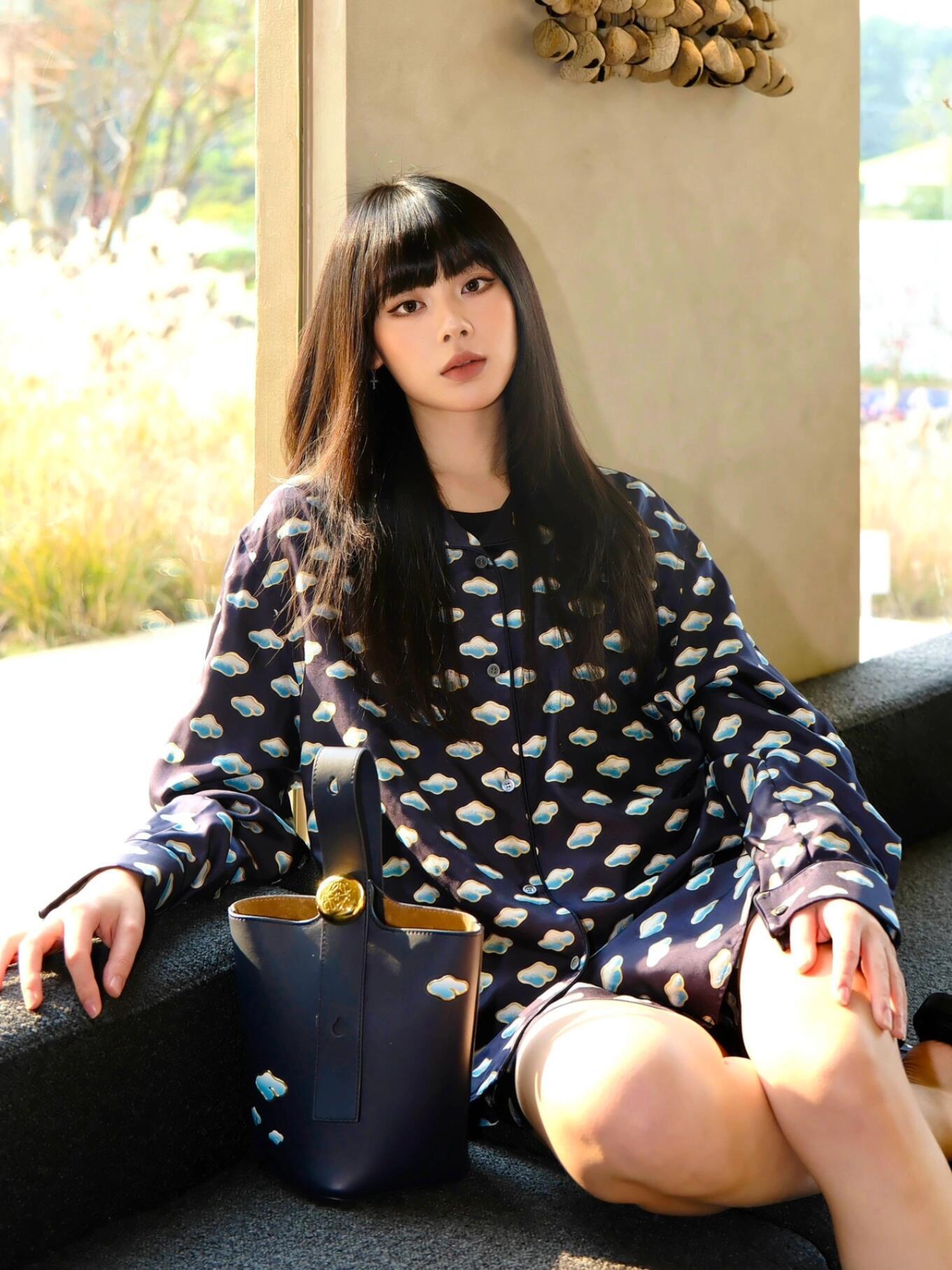 NO:343003,Luo Jia Xiangyun Series~ With the beauty of traditional craftsmanship, Xiangyun is dignified and generous in style, new style    Pebble Bucket Bucket Bag, loewe19860909罗家祥云系列～ 有着传统工艺之美 祥云图样端庄又大方,新款    Pebble Bucket水桶包,Bag