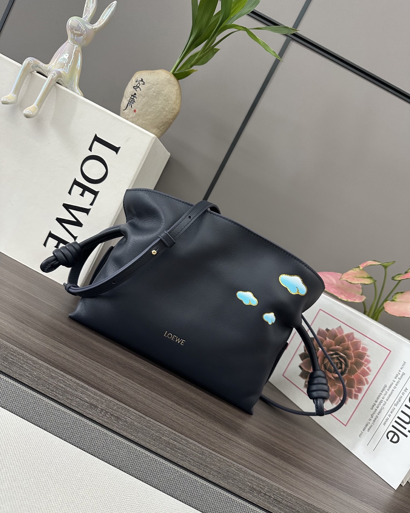 【LOEWE罗意威】全新升级版纳帕牛皮革Flamenco 福袋，手拿包...