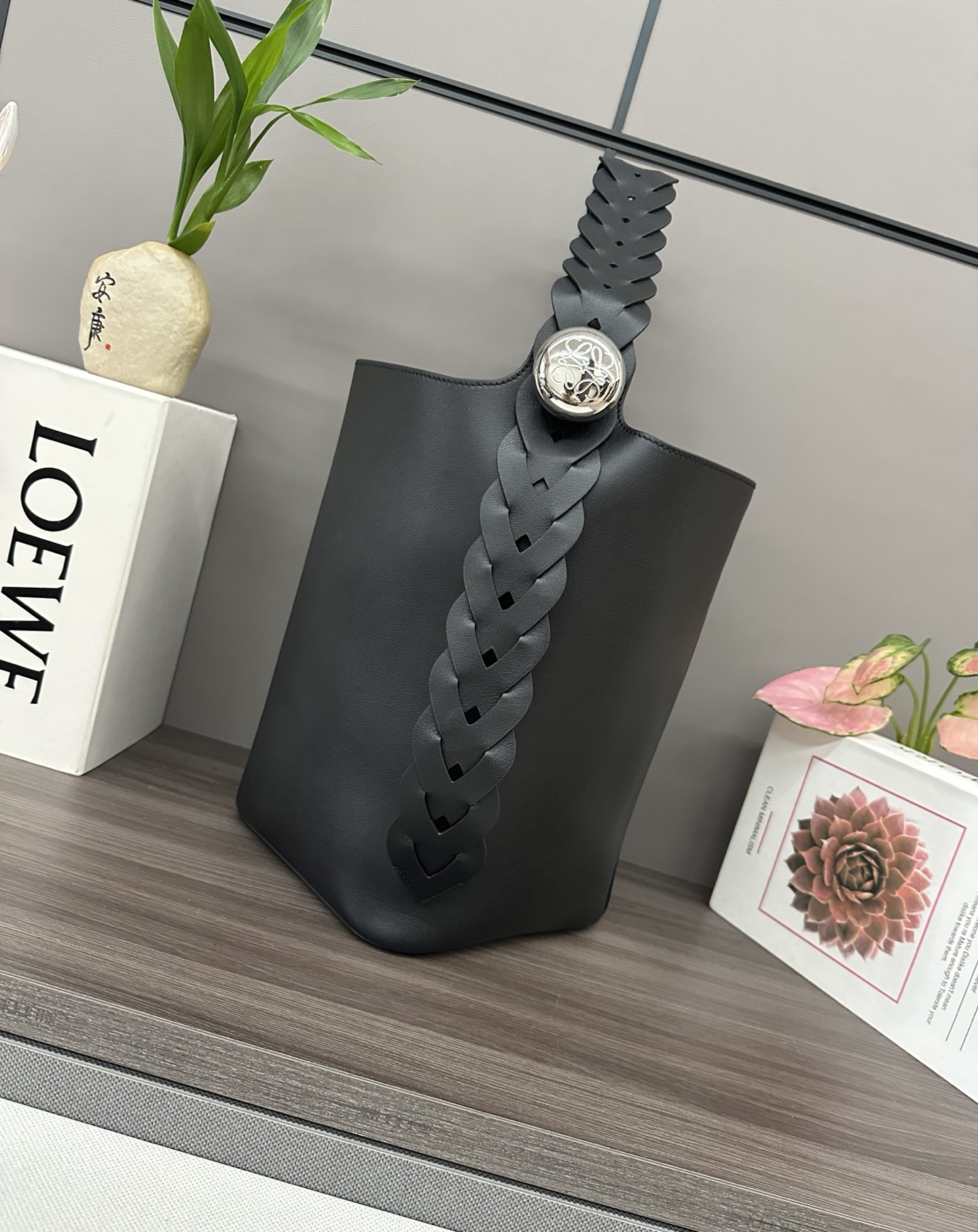 NO:342948,Lw soft cowhide Pebble Bucket Bag cleverly blends pure simple lines with eye-catching design style to create a unique and innovative handbag design. The marking Anagram engraving hardware combines decorative and practical functions, adjusts the strap length and is suitable for a variety of carrying methods, and the unique twisted structure complements the delicate details. This version is made of soft cowhide leather. Crossbody* shoulder or hand-held* adjustable removable shoulder strap* magnetic buckle closure* internal pocket* synthetic leather lining* Anagram engraving pebbles. size: 24.5*23.5*28CM Model 062340, new model      Pebble Bucket Bag, cowhide19860909Lw柔软牛皮Pebble Bucket水桶包 将纯粹的简约线条与瞩目设计风格巧妙融合,造就别具一格的创新的手袋设计.标记性的Anagram雕刻五金件兼具装饰和实用功能,可调节肩带长度并适合多种携带方式,独特的扭曲结构与微妙的细节相得益彰.此版本采用柔软牛皮革革制成.可斜挎*肩背或手提*可调节可拆卸肩带*磁扣开合*内部口袋*合成革衬里*Anagram雕刻卵石. size:24.5*23.5*28CM 型号062340,新款    Pebble Bucket水桶包,c,Bag