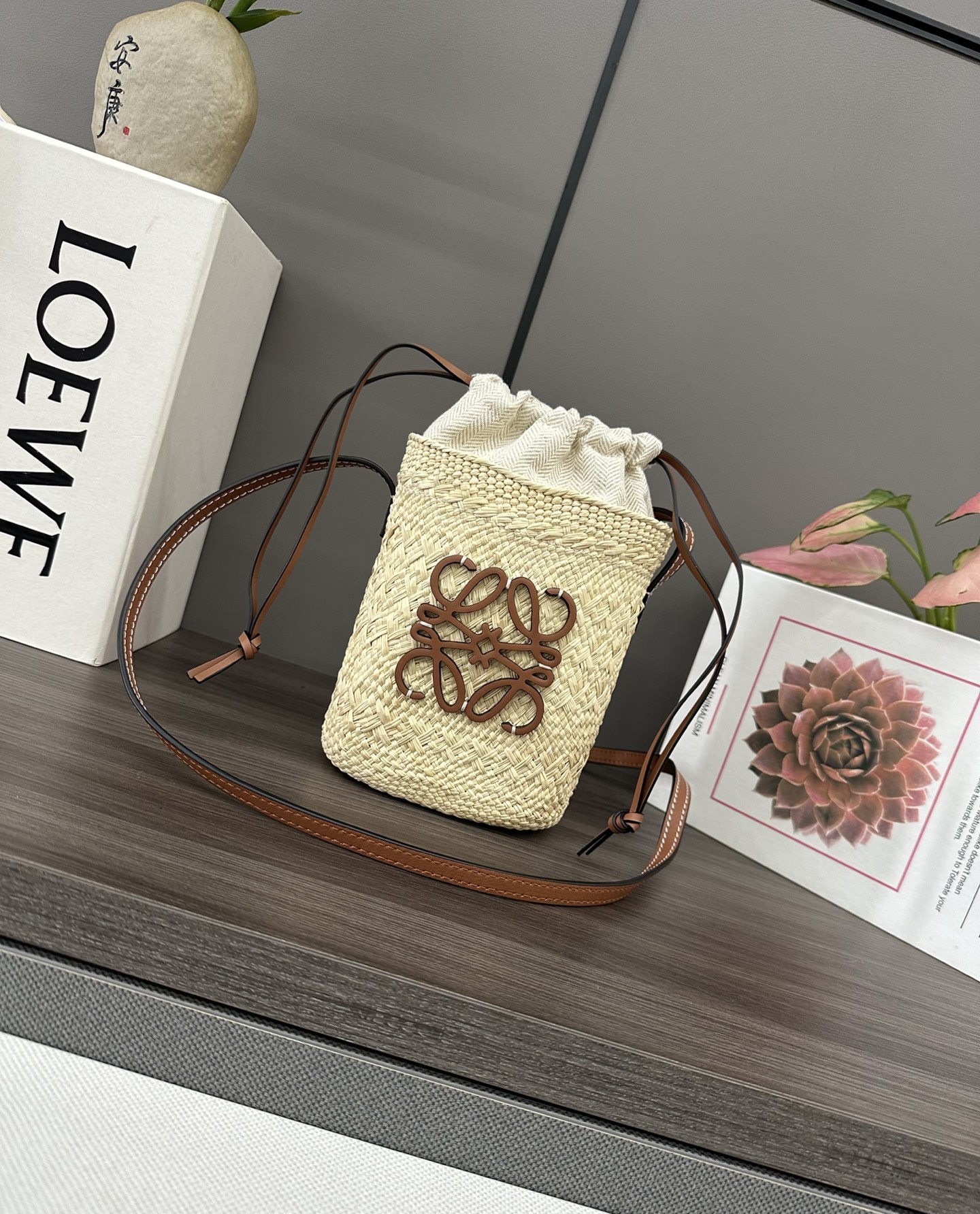 NO:343068,Lw's new summer vacation-sensing mobile phone bag! Natural imported Rafia weaving is colorful and beautiful, cute and practical, and has a full sense of summer vacation!  Full of capacity, mobile phone lipstick and other daily necessities, you can rest assured~ It comes with a mouthpiece for storage, which increases the height while increasing the bag capacity. French pastoral small bag, daily/travel back is super good size: 20-16-5 Model 062248, high-end version (vegetable basket), espadrilles19860909Lw新款夏日度假感手机包! 天然进口拉菲草编织搭配缤纷靓丽配色可爱又实用 夏日度假感满满！容量感满满手机口红等日常用品 都放得下心~ 自带收口可收纳,提升高度的同时又增加了包包容量 法式田园风的小包包,日常/旅行背都超好看 size:20-16-5 型号062248,高版本（菜篮子）,espadrilles,Bag