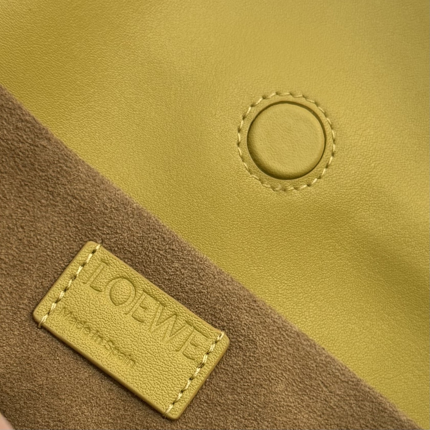 L⊚℮w℮🌟 新版本 纳帕牛皮革Flamenco 福袋🆕手拿包采用拉绳收紧 并打上标志性的盘绕结 选用优