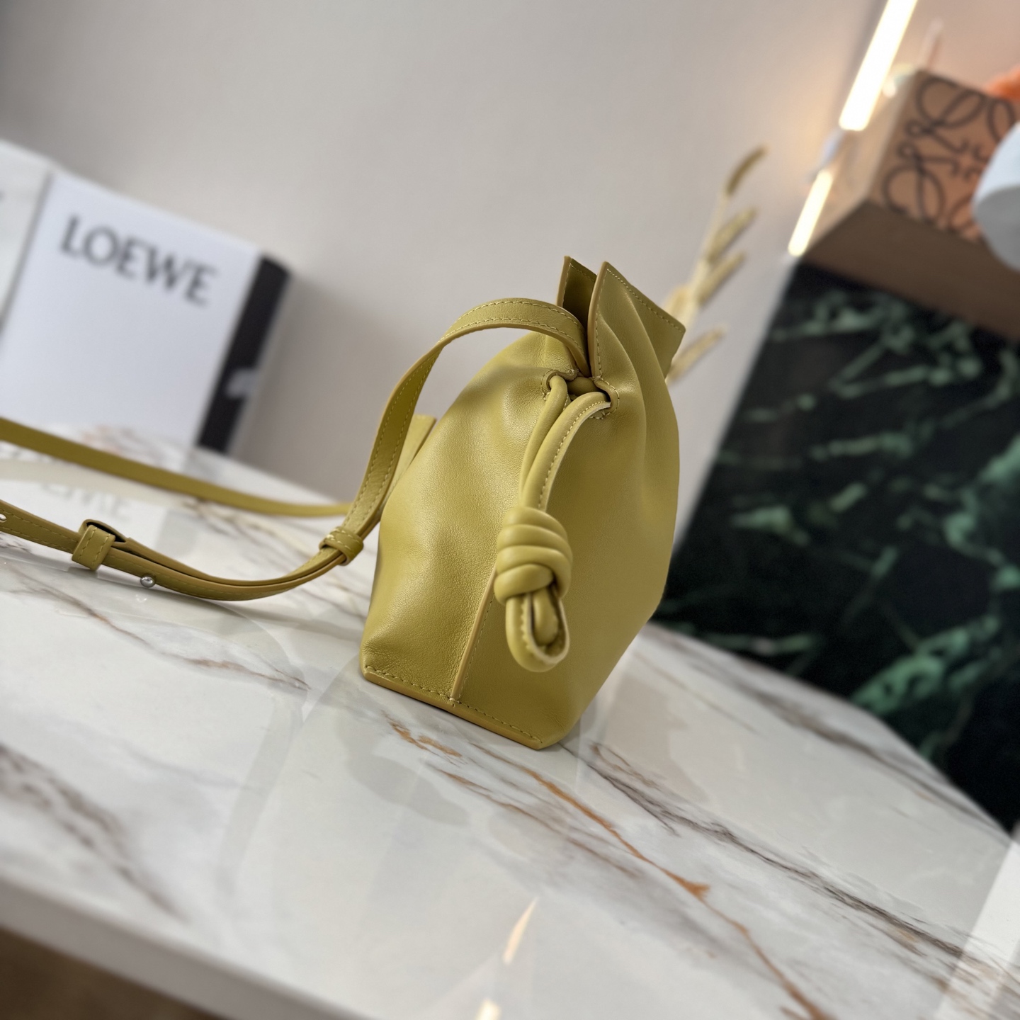 L⊚℮w℮🌟 新版本 纳帕牛皮革Flamenco 福袋🆕手拿包采用拉绳收紧 并打上标志性的盘绕结 选用优