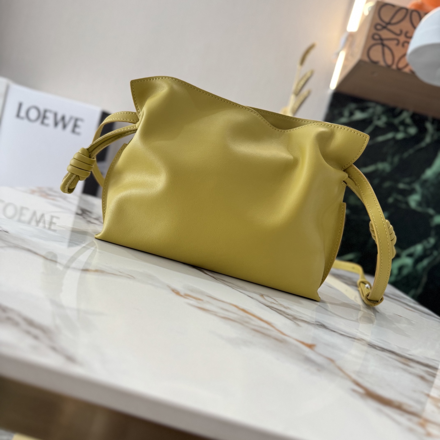 L⊚℮w℮🌟 新版本 纳帕牛皮革Flamenco 福袋🆕手拿包采用拉绳收紧 并打上标志性的盘绕结 选用优