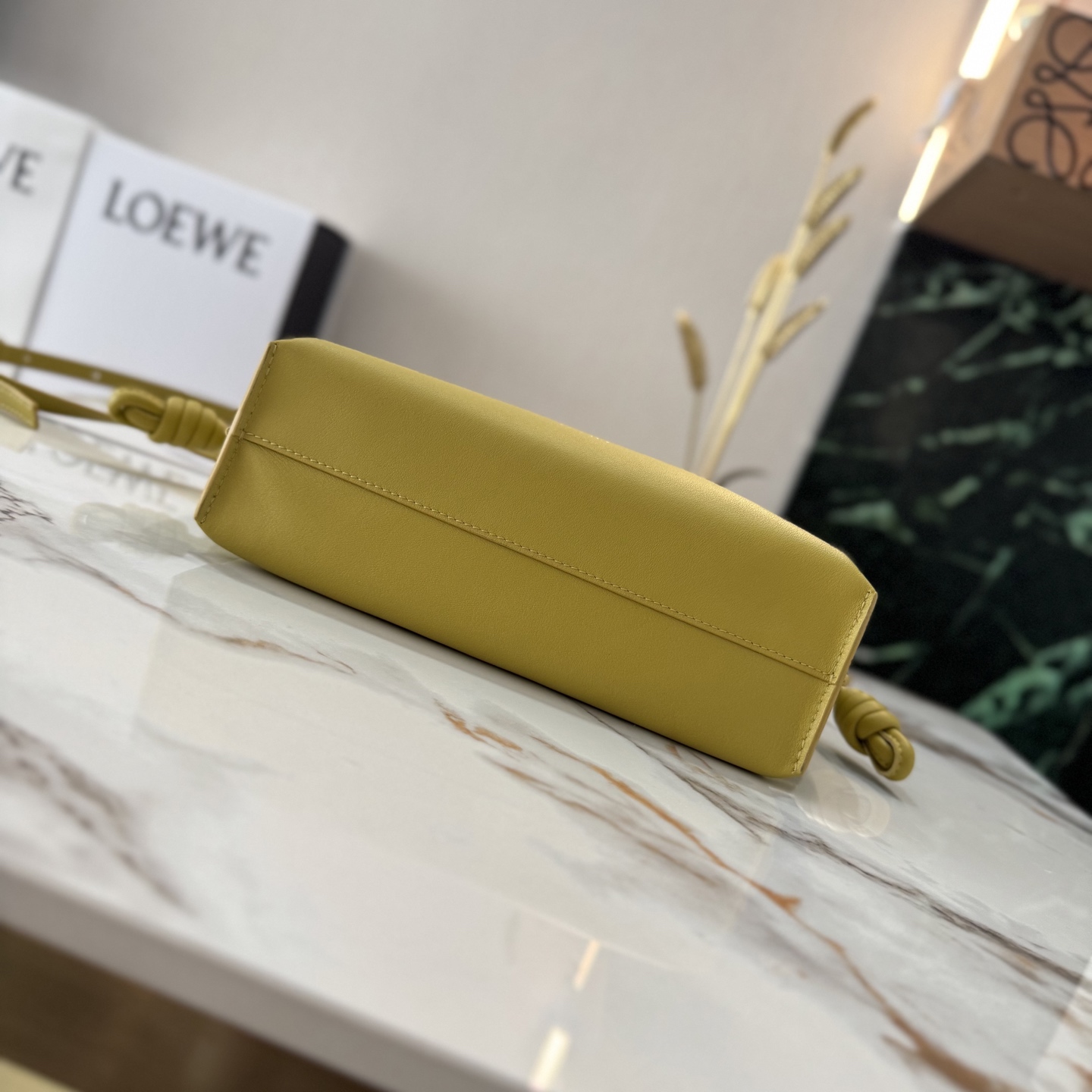 L⊚℮w℮🌟 新版本 纳帕牛皮革Flamenco 福袋🆕手拿包采用拉绳收紧 并打上标志性的盘绕结 选用优