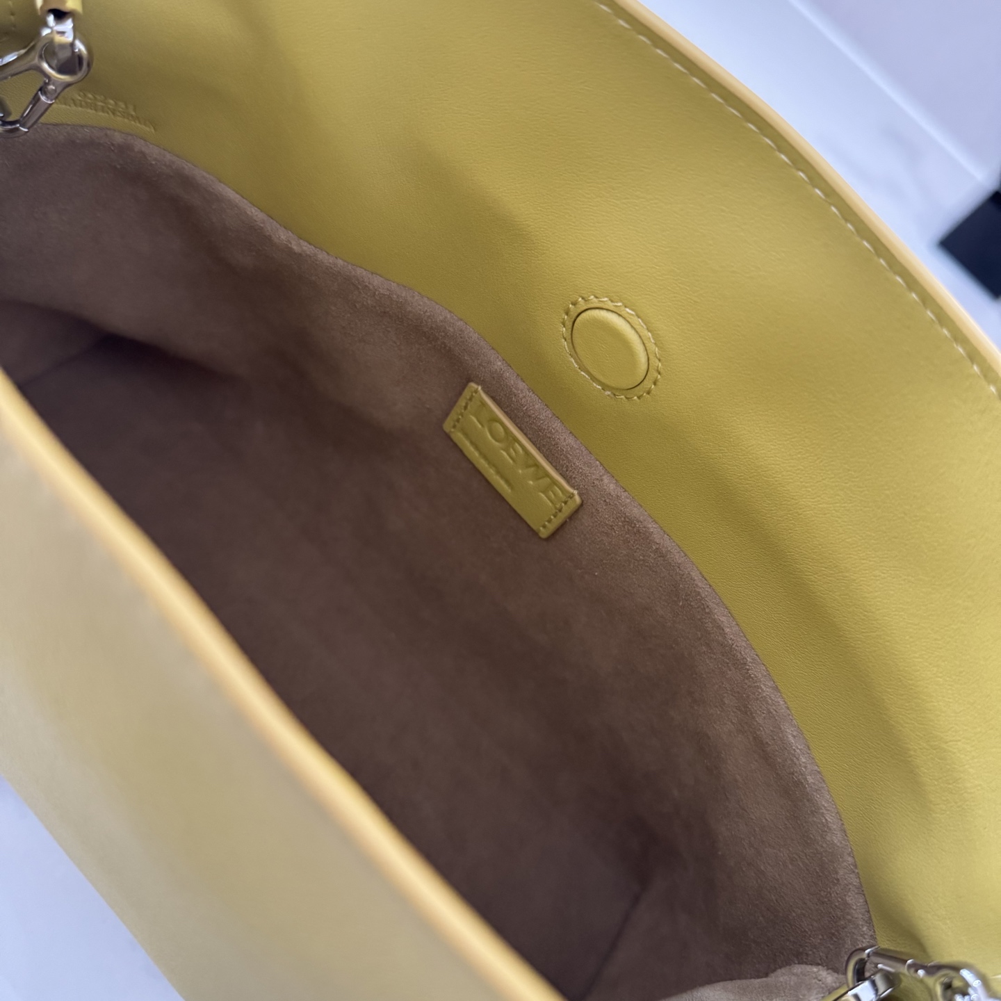 L⊚℮w℮🌟 新版本 纳帕牛皮革Flamenco 福袋🆕手拿包采用拉绳收紧 并打上标志性的盘绕结 选用优