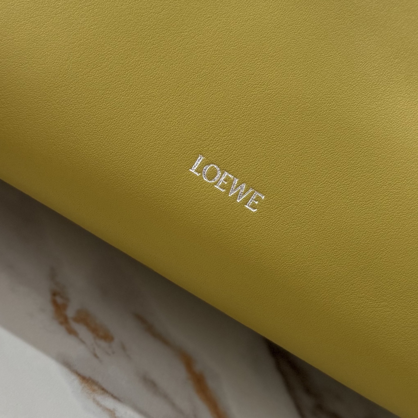 L⊚℮w℮🌟 新版本 纳帕牛皮革Flamenco 福袋🆕手拿包采用拉绳收紧 并打上标志性的盘绕结 选用优