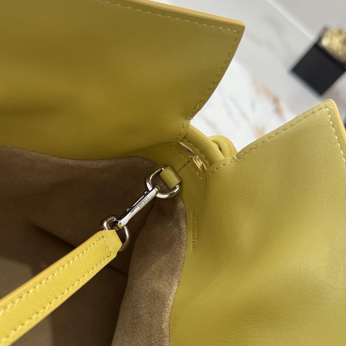 L⊚℮w℮🌟 新版本 纳帕牛皮革Flamenco 福袋🆕手拿包采用拉绳收紧 并打上标志性的盘绕结 选用优