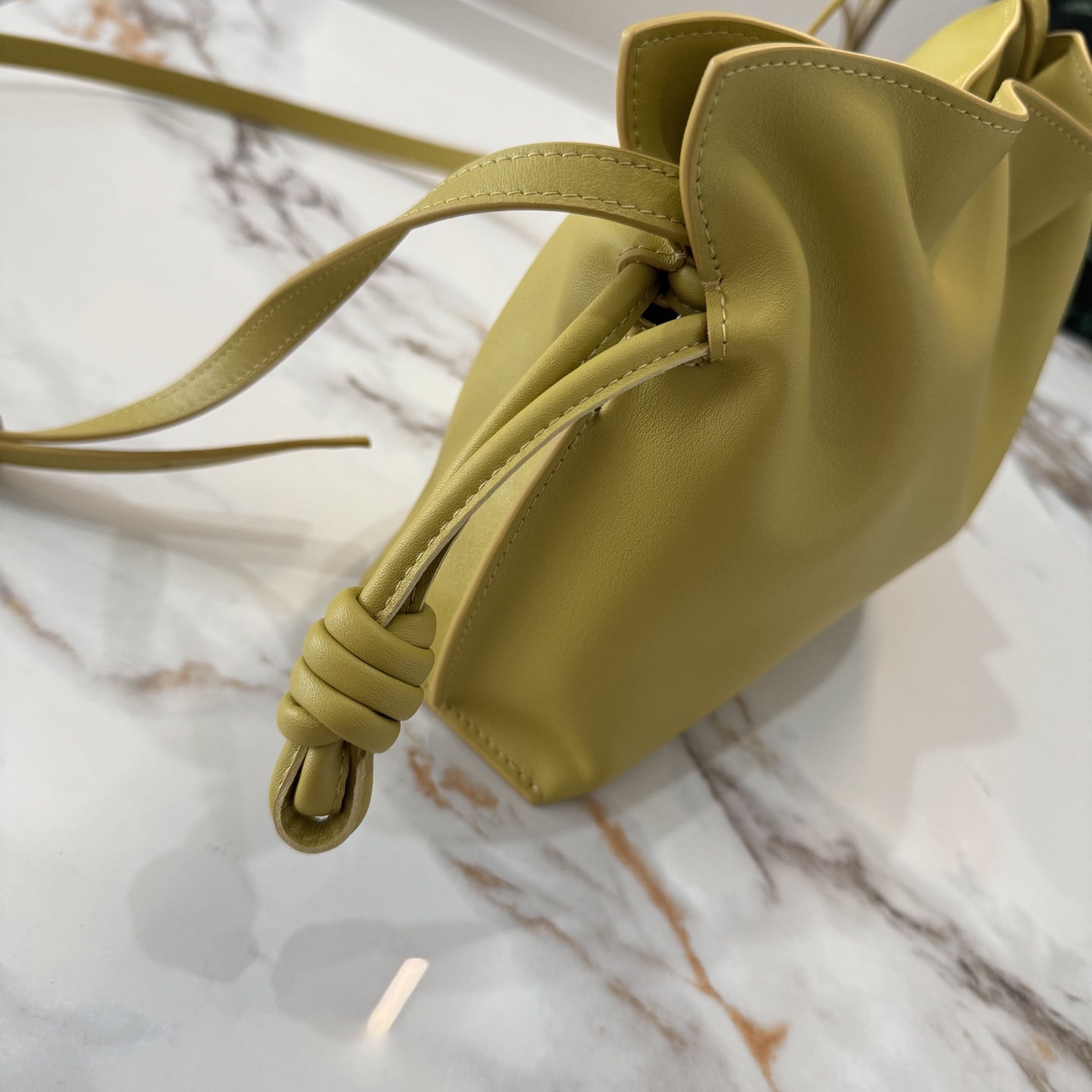 L⊚℮w℮🌟 新版本 纳帕牛皮革Flamenco 福袋🆕手拿包采用拉绳收紧 并打上标志性的盘绕结 选用优