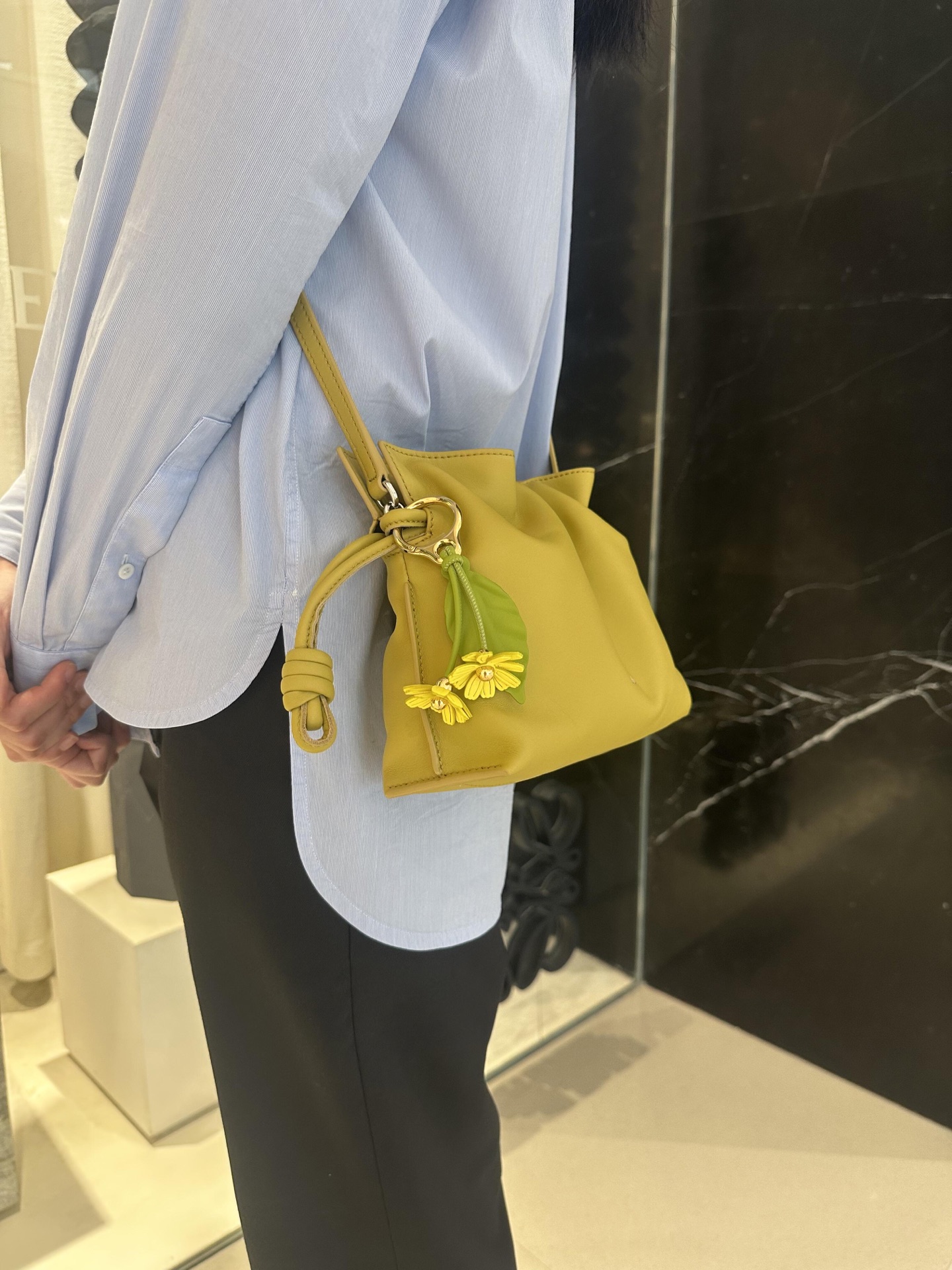 NO:342376,Luojiafu bag new color ginger Flamenco small-trumpet color matching||Yunduo bag#The high-quality napa cowhide is selected, with a delicate and soft touch, just like stroking clouds, you don’t have to worry about the stiff feeling at all. Moreover, it is wear-resistant, so you don’t have to worry about the easy wear of daily use. The magnetic buckle opening and closing design is not only beautiful, but also very convenient. With a light button, it is full of security., Flamenco lucky bag (small), loewe, cowhide19860909罗家福袋新配色姜黄色 Flamenco 小号超爱的配色||云朵包#选用的优质纳帕牛皮,触感细腻柔软,就像在抚摸云朵,完全不用担心会有生硬的感觉.而且它还很耐磨,不用担心日常使用会轻易磨损.磁扣开合设计,不仅美观,还很方便,轻轻一扣,安全感满满.,Flamenco福袋（小号）,loewe,cowhide,Bag