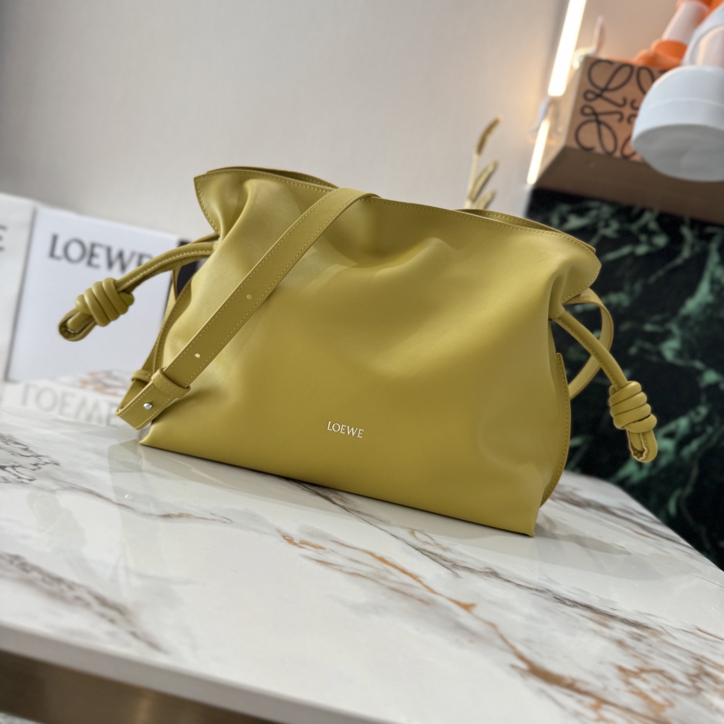 NO:342644,Lw New version Napa cowhide leather Flamenco lucky bag clutch tightens with a drawstring and has the signature coiled knot. This version is made of Napa cowhide leather Flamenco can hold for example a large wallet, a mobile phone of all sizes or an A5 notebook * 0.5 liter bottle and sunglasses case* shoulder, crossbody or hand hold* removable adjustable shoulder strap* low-key magnetic buckle closure* gold suede lining lo*ewe gold stamping or silver stamping Model 262386 Size: 30*24.5*10.5cm (with full package), Flamenco lucky bag (medium size), wallets, handbag, cowhide19860909Lw 新版本 纳帕牛皮革Flamenco 福袋手拿包采用拉绳收紧 并打上标志性的盘绕结.此版本采用纳帕牛皮革制成Flamenco可以容纳例如一只大号钱包,所有尺寸的手机 或一本A5笔记本*0.5升的瓶子和太阳镜盒*肩背、斜挎或手拿*可拆卸可调节肩带*低调的磁扣开合*金色绒面革衬里lo*ewe烫金或烫银 型号262386 Size:30*24.5*10.5cm（配全套包装）,Flamenco福袋（中号）,wallets,handbag,cowhide,Bag