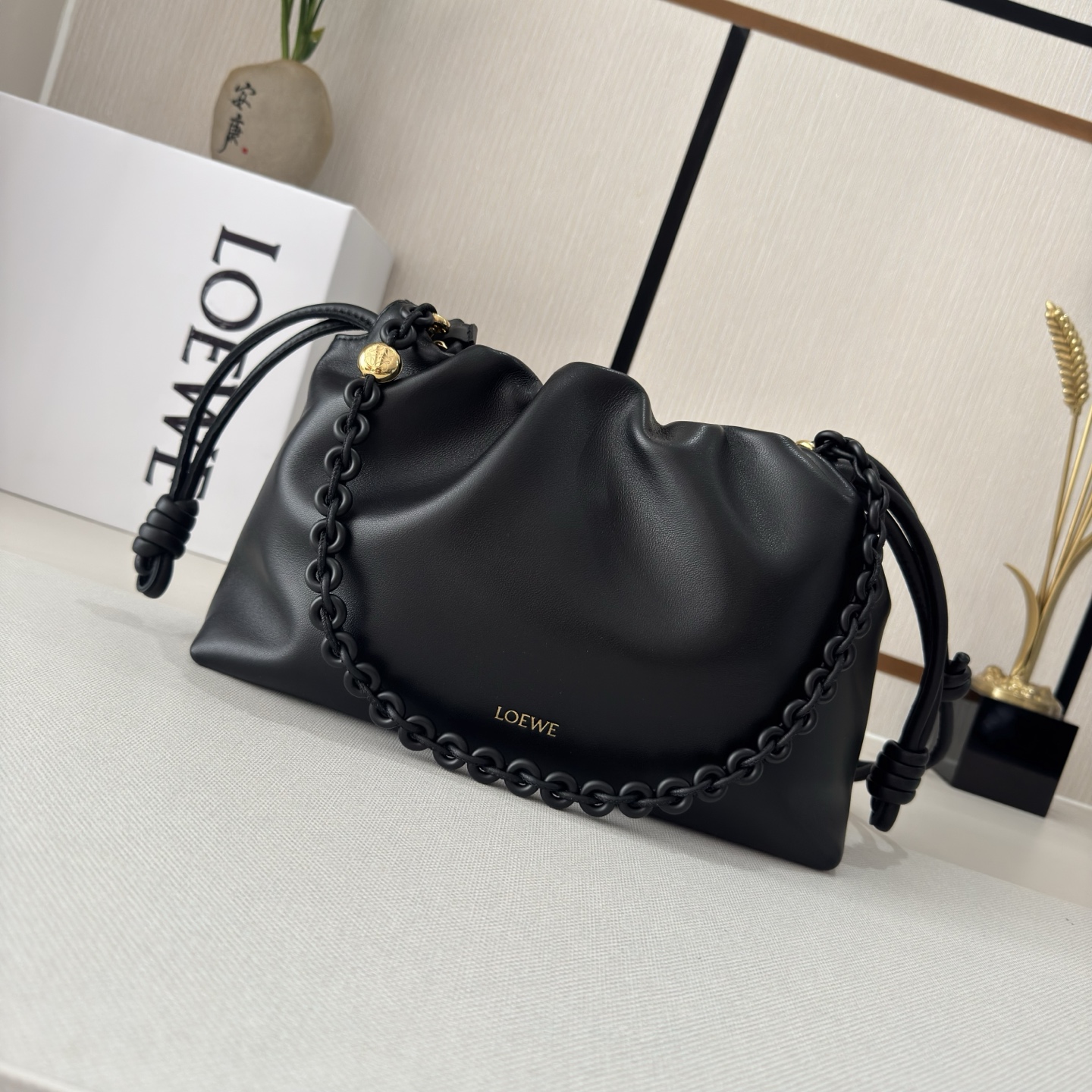 NO:342300,LOw Soft Napa Sheepskin Flamenco Purse lucky bag is made of wrinkled design, with signature knots on the sides and other key details. The style is fashionable and versatile. It can be carried as a clutch, or paired with a donut chain shoulder or with a leather shoulder strap crossbody. This version is made of soft Napa Sheepskin. It can be shoulder, crossbody or portable* removable adjustable leather shoulder strap* removable donut chain trim* Anagram Engraved pebble pattern* Low-key magnetic buckle closure* Suede lining gold or silver* (matched metal chain lengthened leather shoulder strap) Model 012403 Size30*10.5*20CM (with full package), new model     Metal chain Sheepskin (snakeskin) lucky bag, handbag, sheepskin, snakeskin19860909LOw柔软纳帕羊皮革 Flamenco Purse 福袋 采用褶皱设计,侧面搭配标志性绳结等关键细节.款式时尚百搭,可作为手拿包携带,亦可搭配甜甜圈链条肩背,或搭配皮革肩带斜挎.此版本采用柔软纳帕羊皮革制成.可肩背、斜挎或手提*可拆卸可调节皮革肩带*可拆卸甜甜圈链条饰*Anagram 镌刻卵石纹*低调的磁扣开合*绒面革衬里烫金或烫银*(配套金屬鏈條加长皮肩帶） 型号012403 Size30*10.5*20CM（配全套包装）,新款     金屬鏈條 羊皮（蛇皮）福袋,handbag,sheepskin,sna,Bag