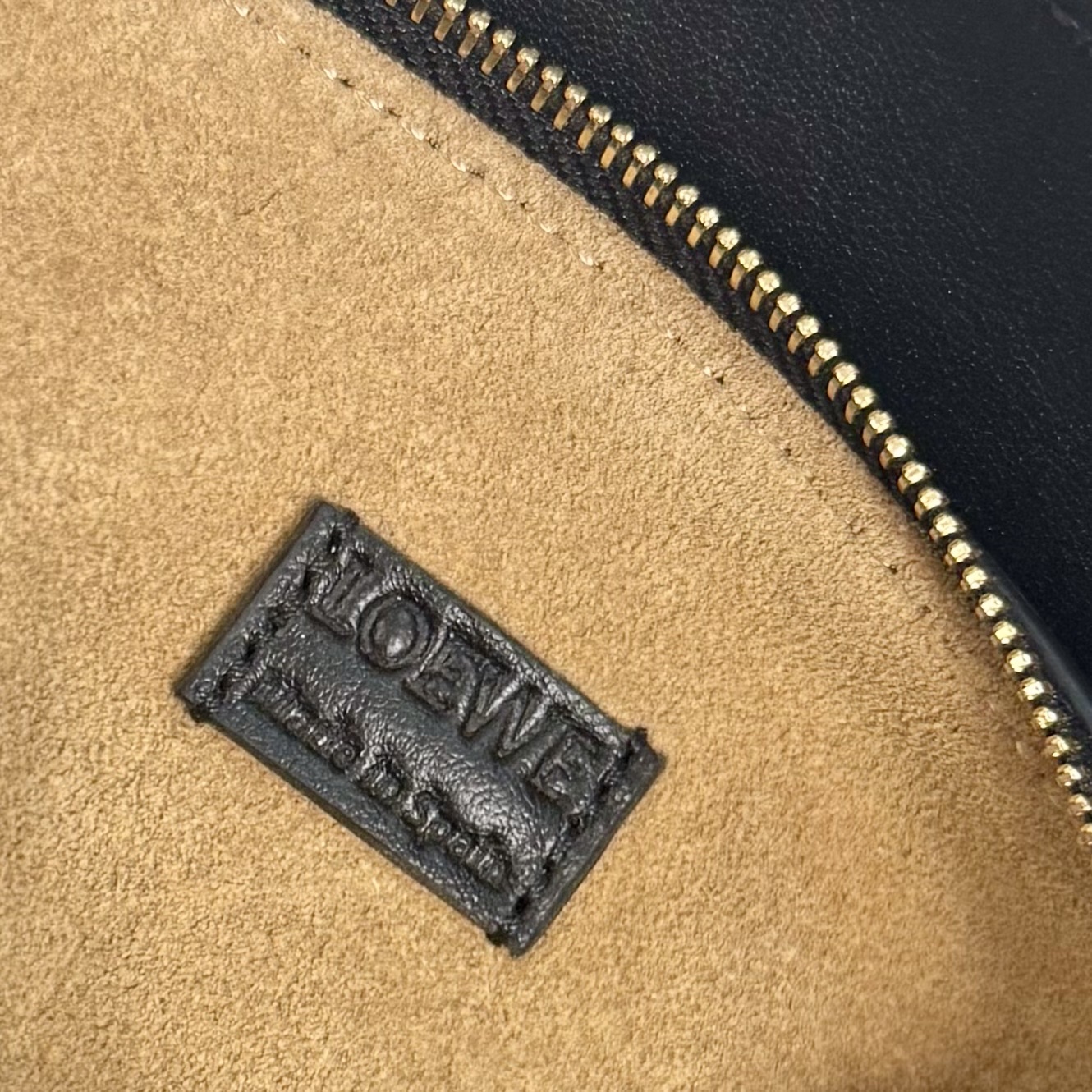 LO℮w℮🌟 迷你光滑牛皮革Puzzle手袋以别具一格的几何线条勾勒长方体造型。此迷你版本采用光滑牛皮革