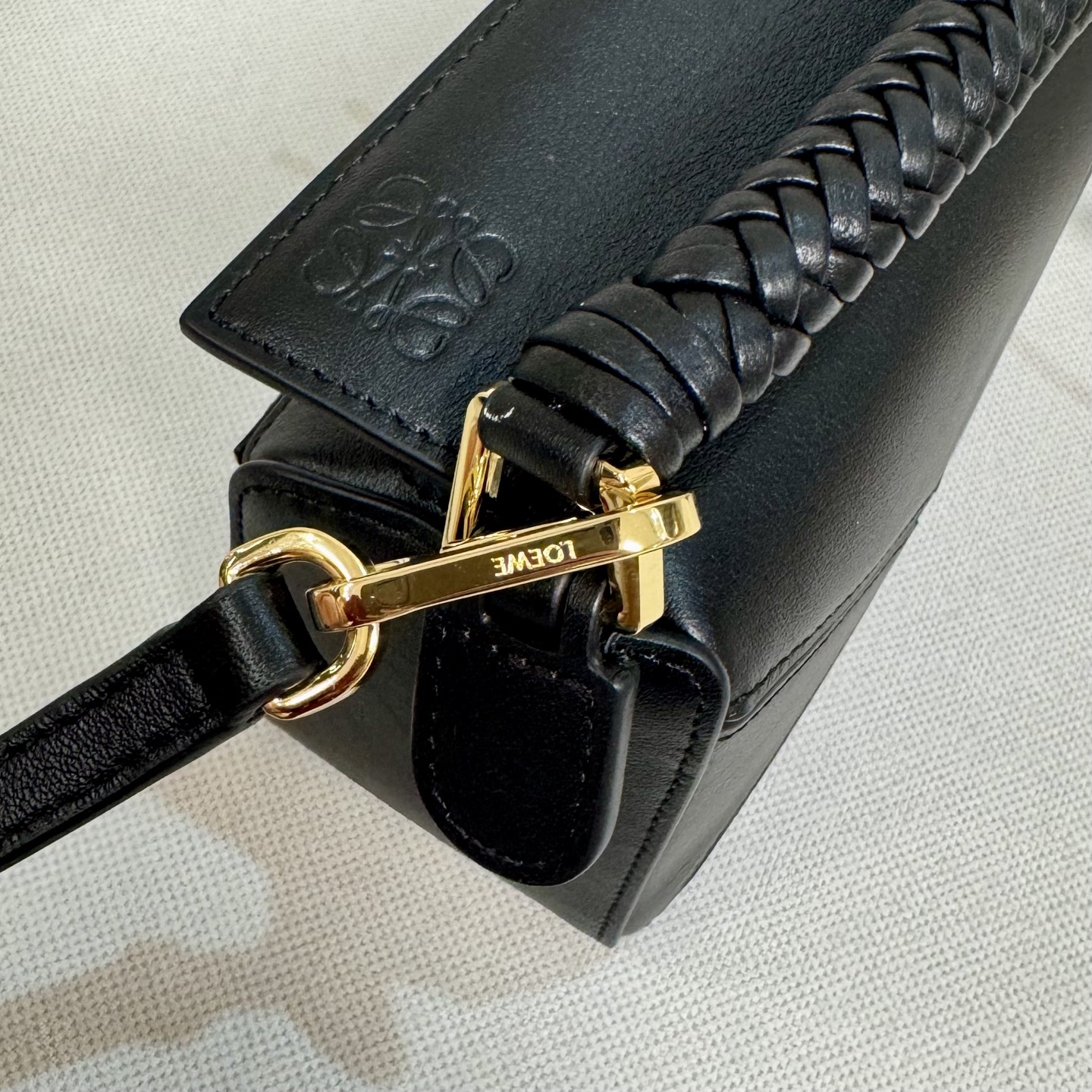 LO℮w℮🌟 迷你光滑牛皮革Puzzle手袋以别具一格的几何线条勾勒长方体造型。此迷你版本采用光滑牛皮革