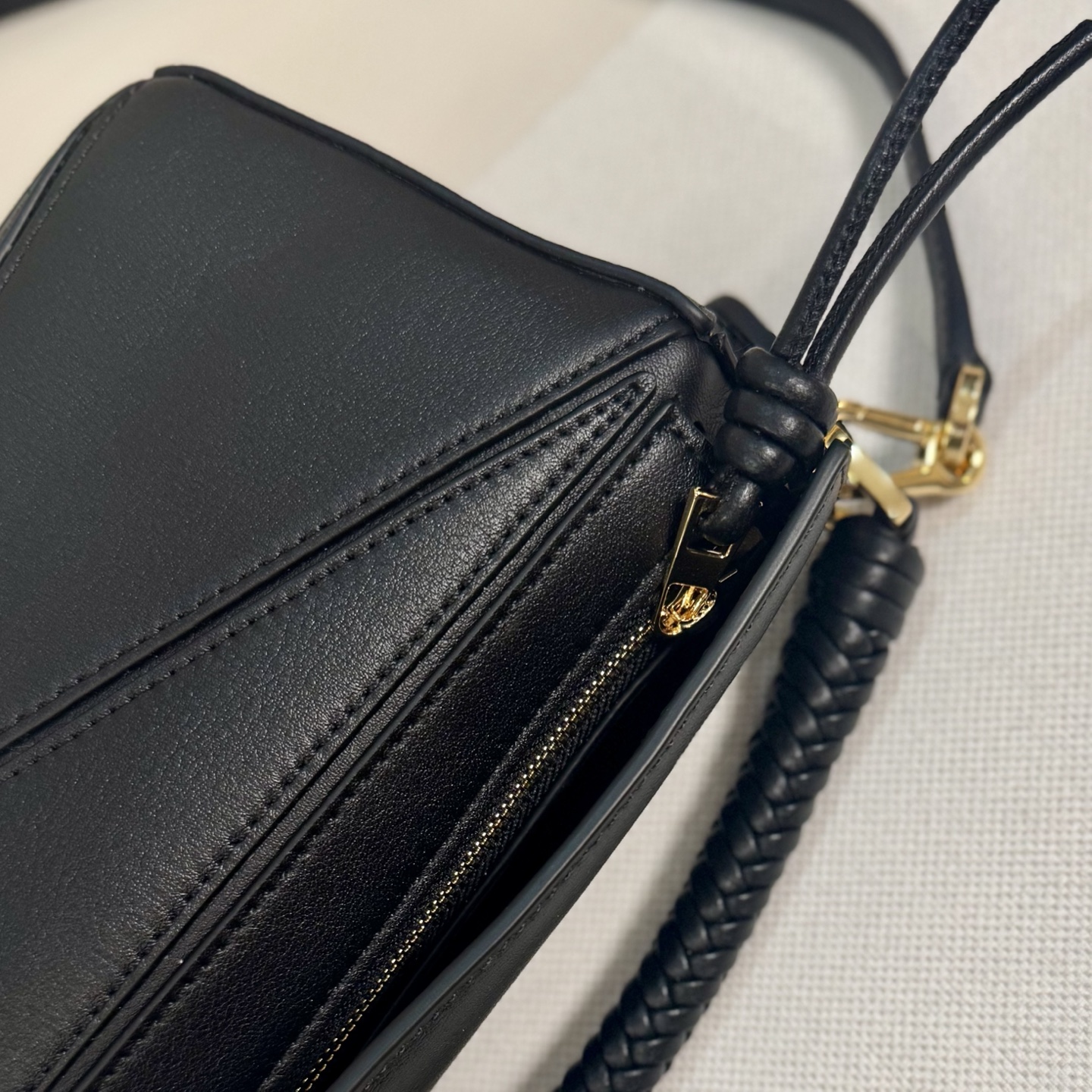 LO℮w℮🌟 迷你光滑牛皮革Puzzle手袋以别具一格的几何线条勾勒长方体造型。此迷你版本采用光滑牛皮革