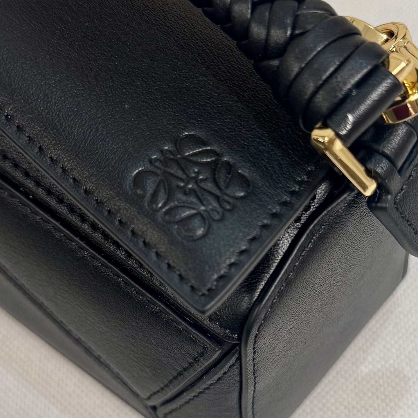 LO℮w℮🌟 迷你光滑牛皮革Puzzle手袋以别具一格的几何线条勾勒长方体造型。此迷你版本采用光滑牛皮革