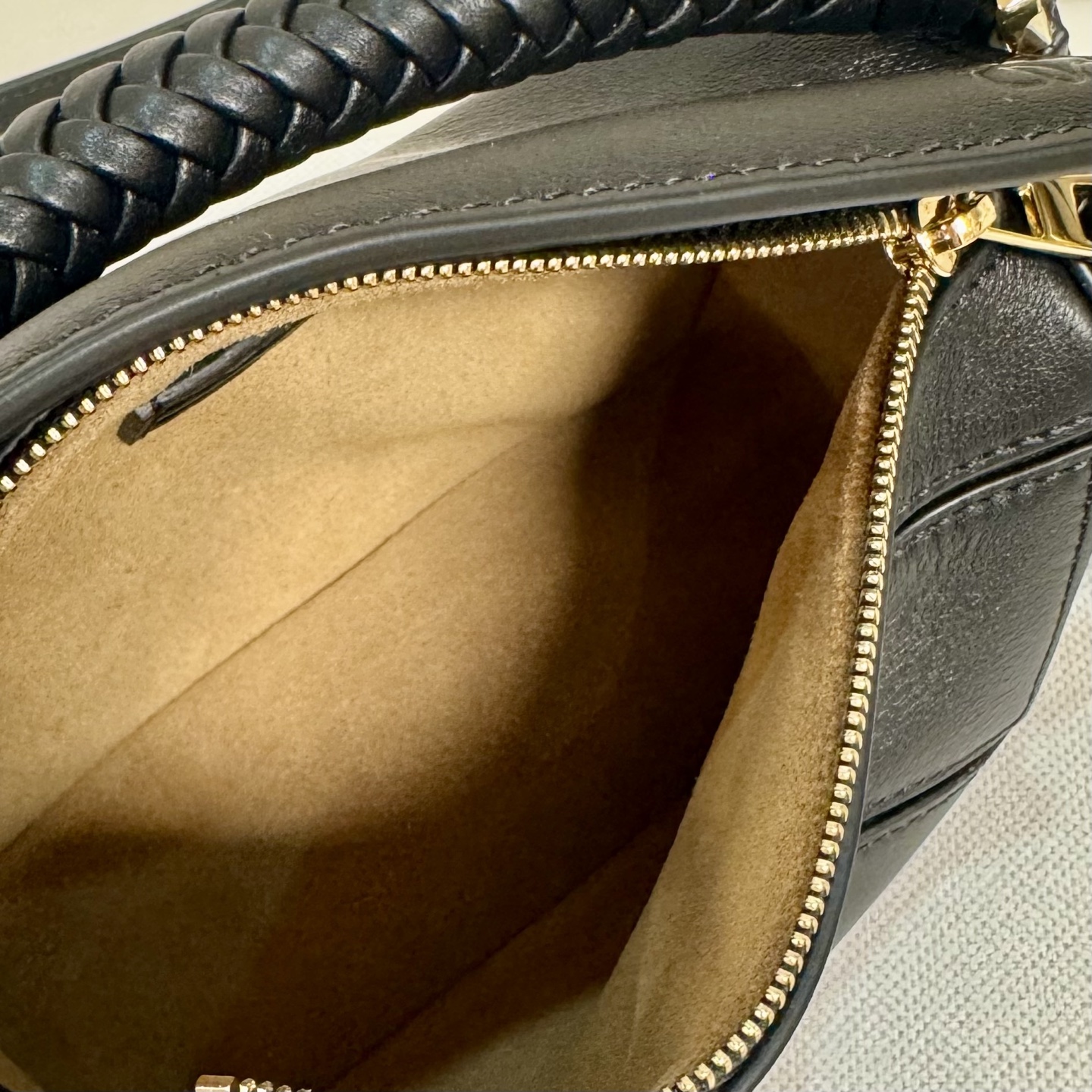 LO℮w℮🌟 迷你光滑牛皮革Puzzle手袋以别具一格的几何线条勾勒长方体造型。此迷你版本采用光滑牛皮革