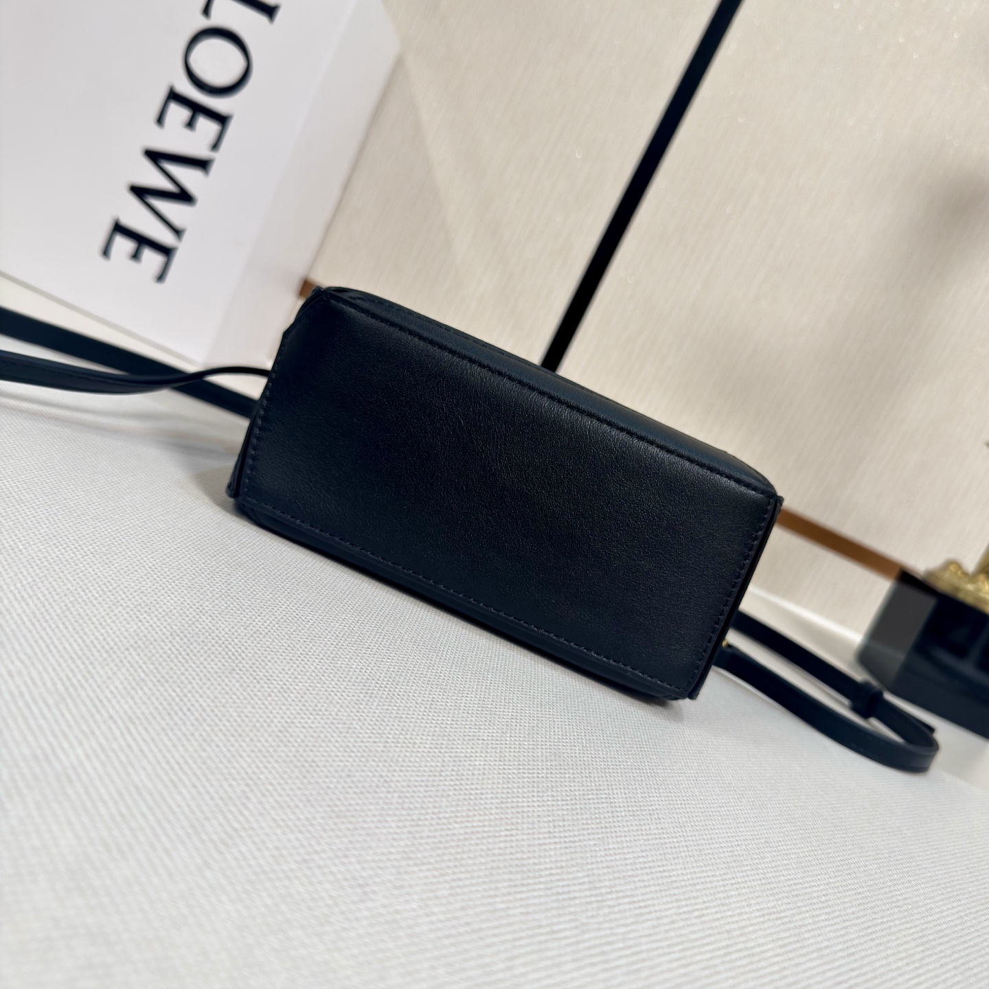 LO℮w℮🌟 迷你光滑牛皮革Puzzle手袋以别具一格的几何线条勾勒长方体造型。此迷你版本采用光滑牛皮革