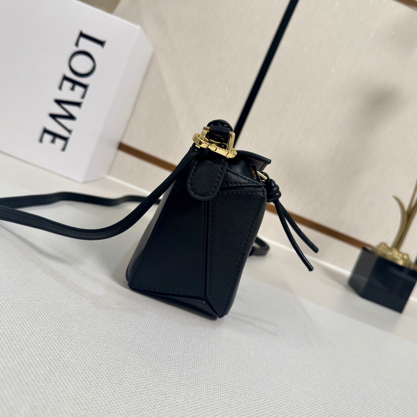 LO℮w℮🌟 迷你光滑牛皮革Puzzle手袋以别具一格的几何线条勾勒长方体造型。此迷你版本采用光滑牛皮革