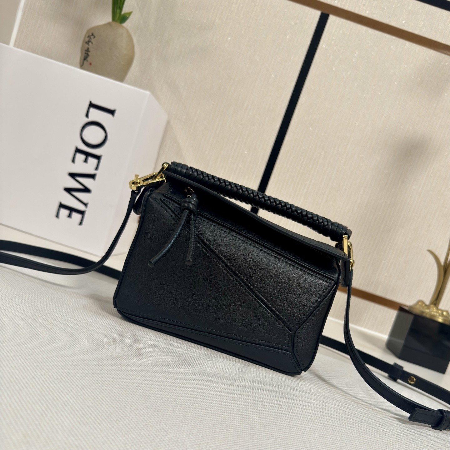 NO:343032,LOw Mini Smooth Cowhide Puzzle Handbags outline the rectangular shape with unique geometric lines. This mini version is made of smooth cowhide leather. It comes with braided napa sheepskin handles and knotted zipper heads* shoulder-back, crossbody or hand-held* removable adjustable shoulder straps* zipper closure, cowhide* suede lining* Anagram embossed size: 18*8*12.5CM Model 062423 (with full package), Puzzle Edge braid, cowhide, sheepskin19860909LOw 迷你光滑牛皮革puzzle手袋以别具一格的几何线条勾勒长方体造型.此迷你版本采用光滑牛皮革制成.配有编织纳帕羊皮革提手和绳结拉链头*可肩背、斜挎或手提*可拆卸调节肩带*拉链开合,牛皮革拉链头*绒面衬*Anagram 压纹 size:18*8*12.5CM 型号062423（配全套包装）,Puzzle Edge 编织,cowhide,sheepskin,Bag