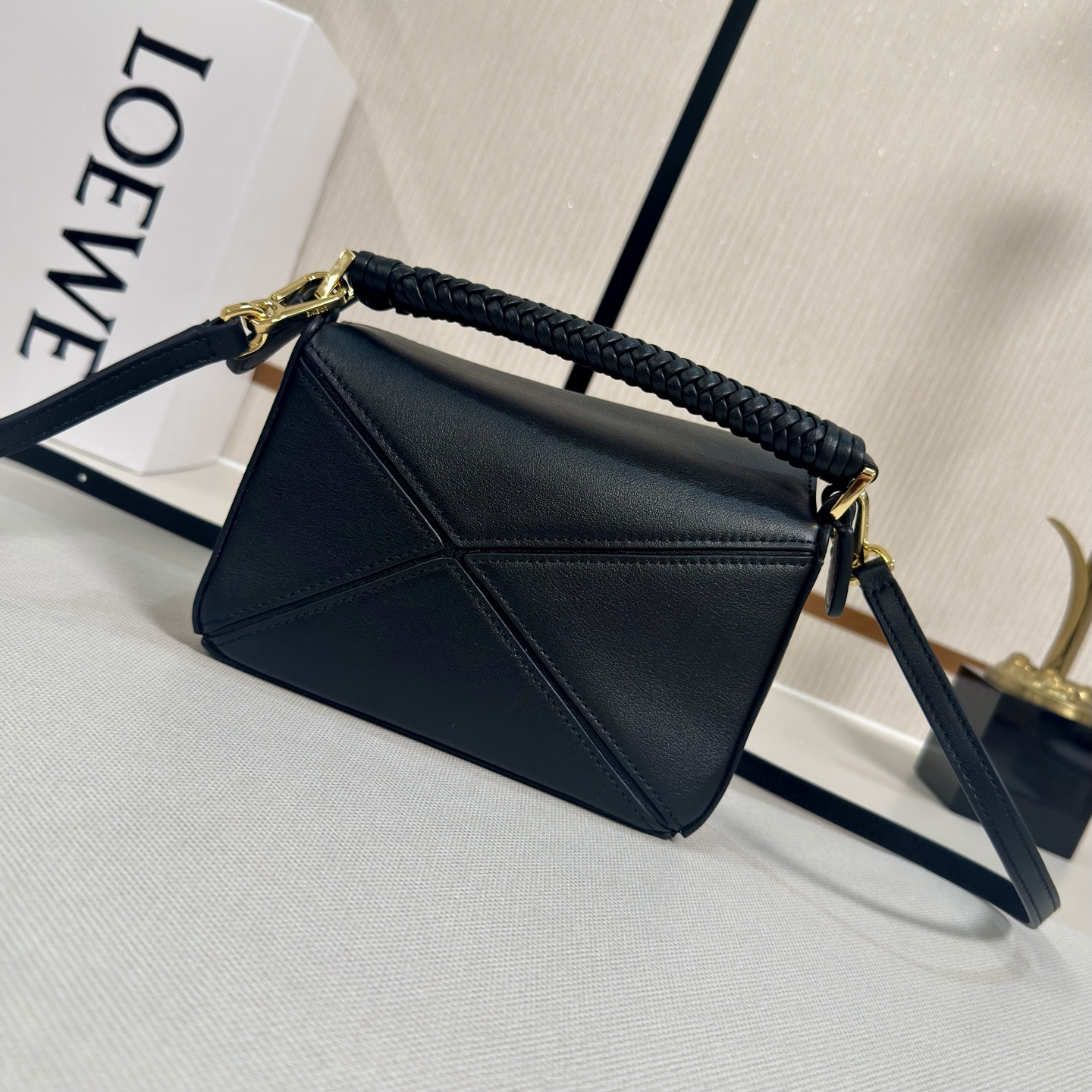 LO℮w℮🌟 迷你光滑牛皮革Puzzle手袋以别具一格的几何线条勾勒长方体造型。此迷你版本采用光滑牛皮革