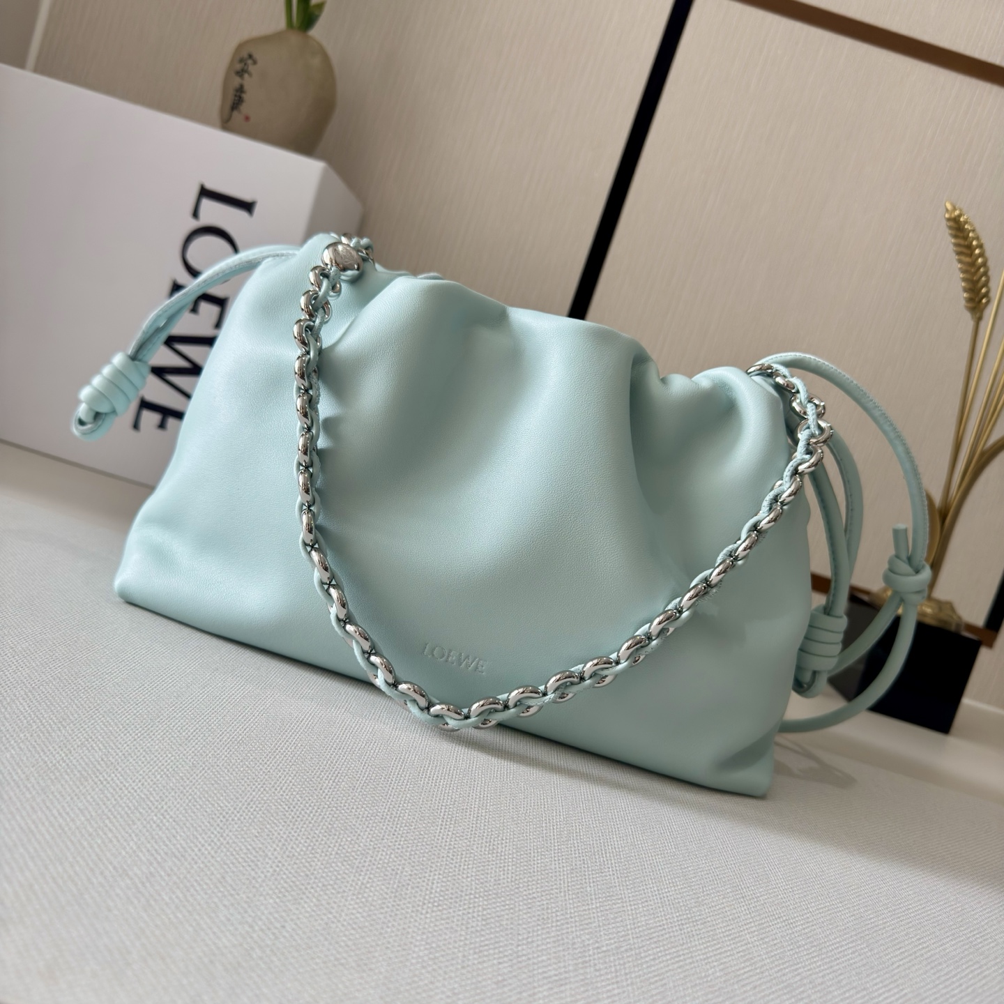 NO:342354,LOw Soft Napa Sheepskin Flamenco Purse lucky bag is made of wrinkled design, with signature knots on the sides and other key details. The style is fashionable and versatile. It can be carried as a clutch, or paired with a donut chain shoulder or with a leather shoulder strap crossbody. This version is made of soft Napa Sheepskin. It can be shoulder, crossbody or portable* removable adjustable leather shoulder strap* removable donut chain trim* Anagram Engraved pebble pattern* Low-key magnetic buckle closure* Suede lining gold or silver* (matched metal chain lengthened leather shoulder strap) Model 012403 Size30*10.5*20CM (with full package), new model     Metal chain Sheepskin (snakeskin) lucky bag, handbag, sheepskin, snakeskin19860909LOw柔软纳帕羊皮革 Flamenco Purse 福袋 采用褶皱设计,侧面搭配标志性绳结等关键细节.款式时尚百搭,可作为手拿包携带,亦可搭配甜甜圈链条肩背,或搭配皮革肩带斜挎.此版本采用柔软纳帕羊皮革制成.可肩背、斜挎或手提*可拆卸可调节皮革肩带*可拆卸甜甜圈链条饰*Anagram 镌刻卵石纹*低调的磁扣开合*绒面革衬里烫金或烫银*(配套金屬鏈條加长皮肩帶） 型号012403 Size30*10.5*20CM（配全套包装）,新款     金屬鏈條 羊皮（蛇皮）福袋,handbag,sheepskin,sna,Bag